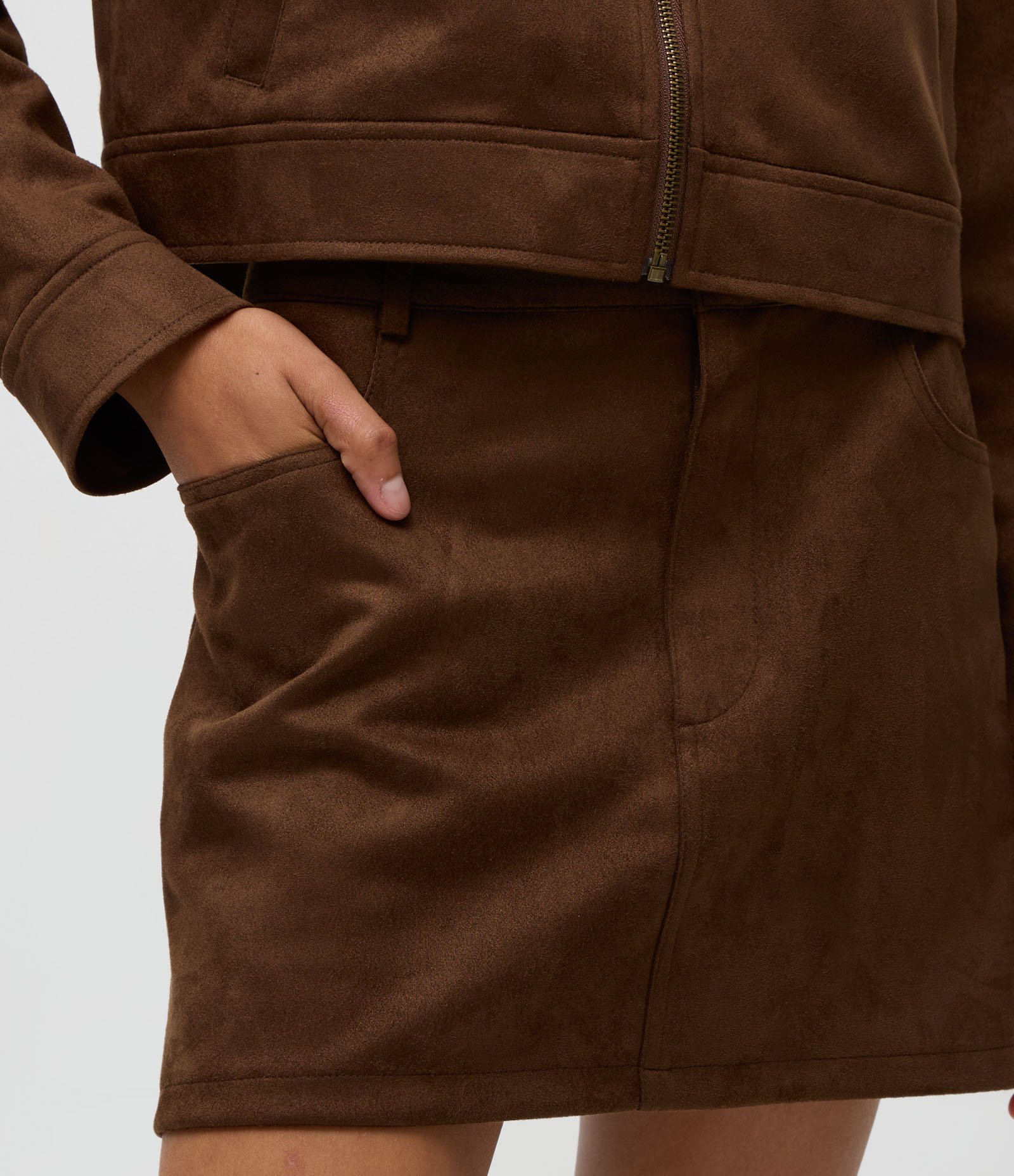 Saia Curta em Suede com Bolsos Marrom 3