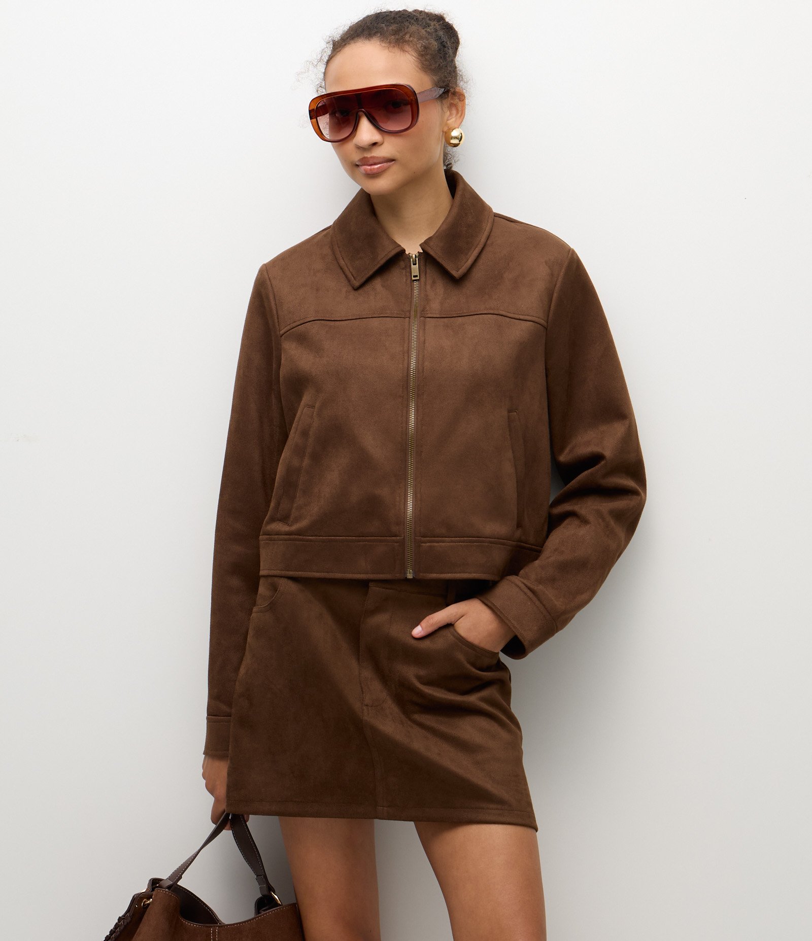 Saia Curta em Suede com Bolsos Marrom 4