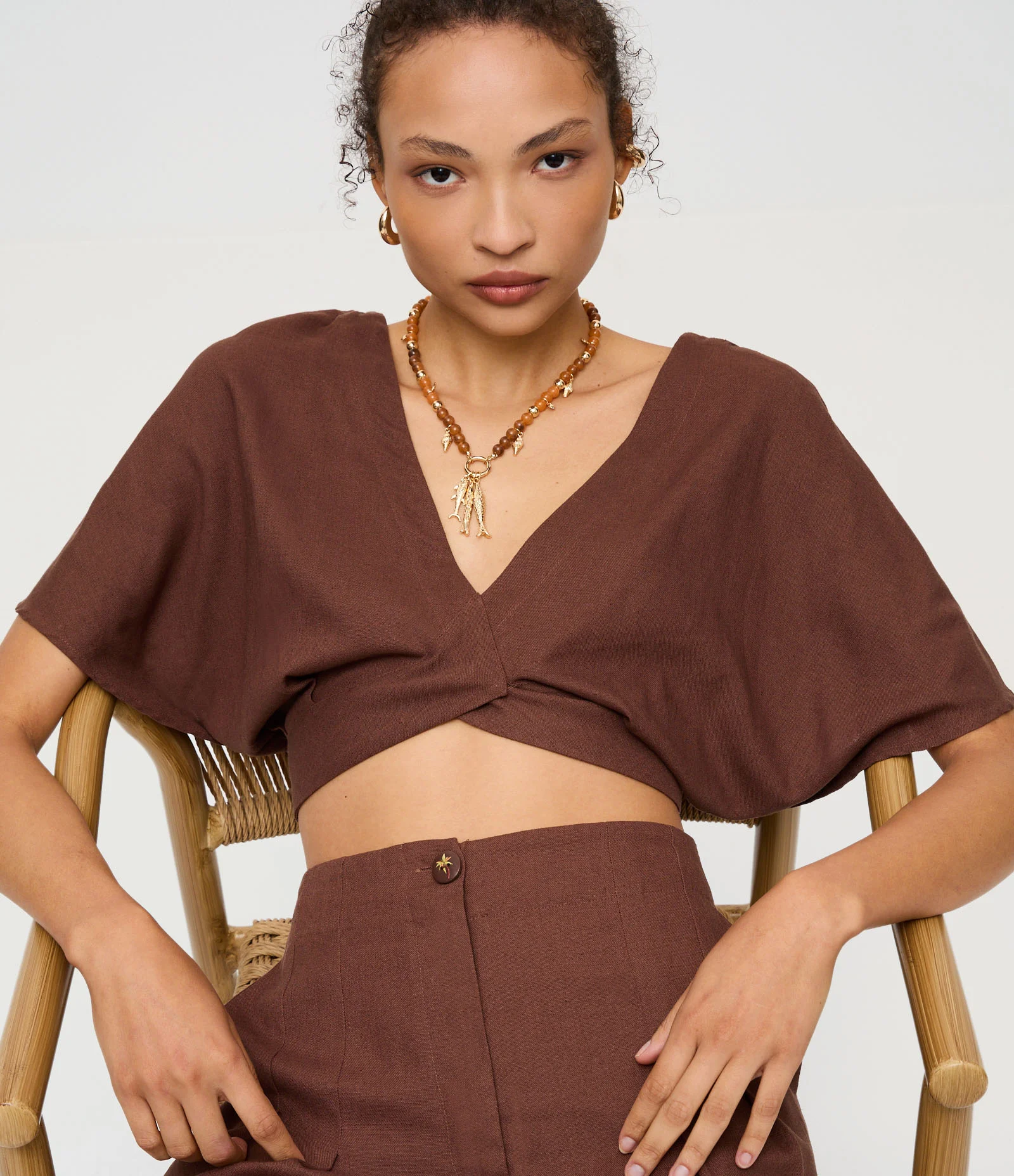 Blusa em Viscolinho com Decote em V e Amarração nas Costas Marrom 1