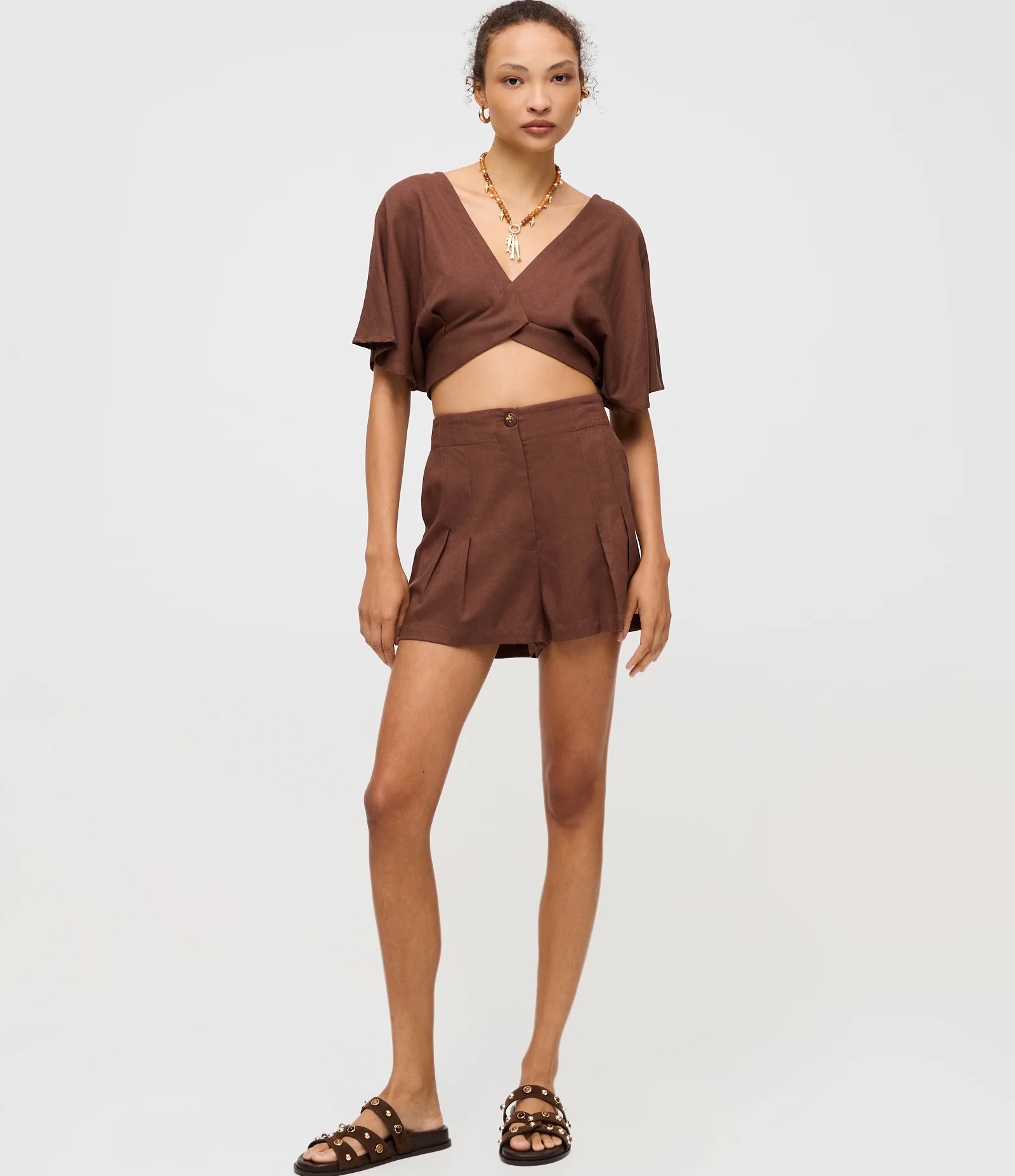 Blusa em Viscolinho com Decote em V e Amarração nas Costas Marrom 2