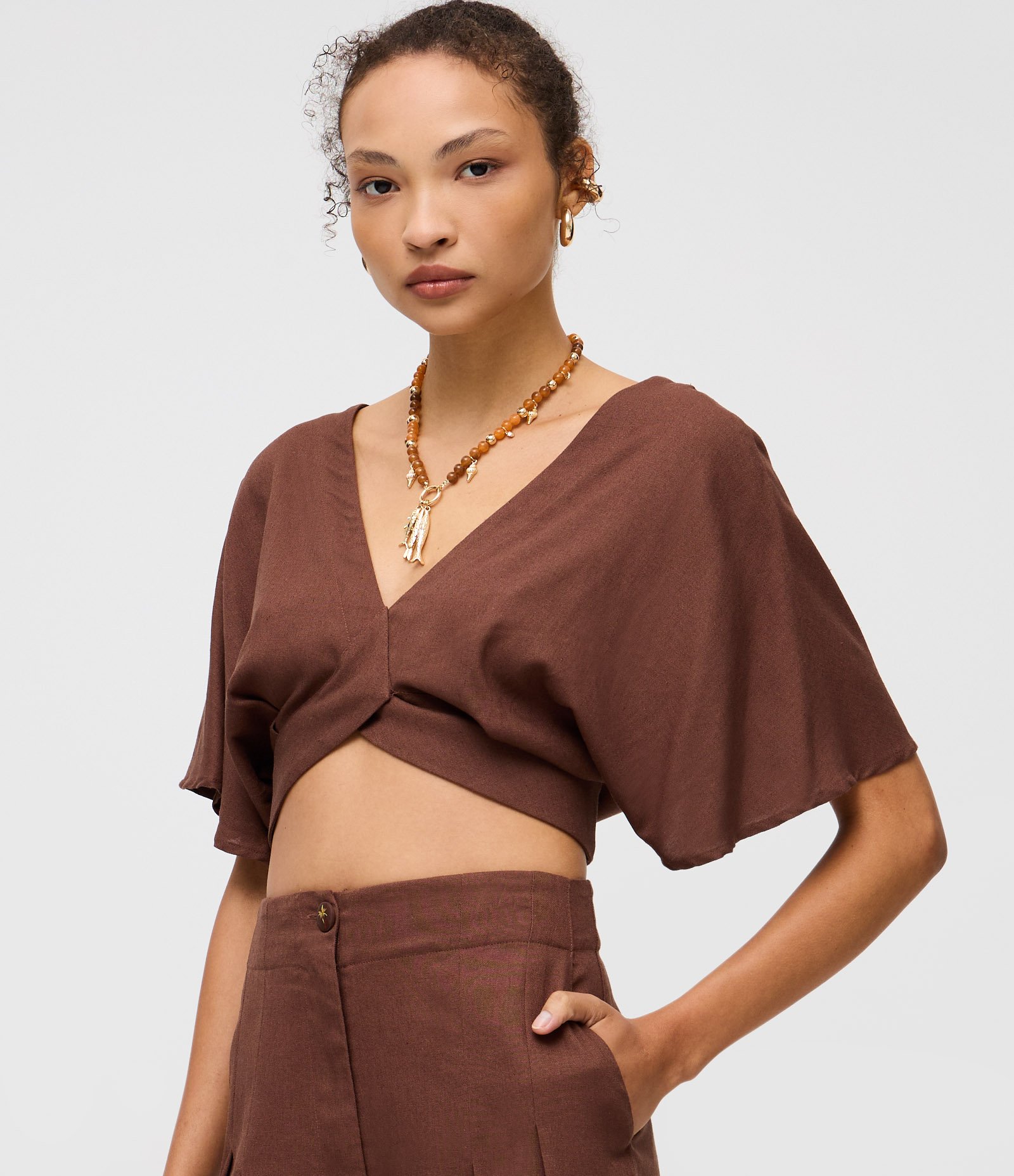 Blusa em Viscolinho com Decote em V e Amarração nas Costas Marrom 3