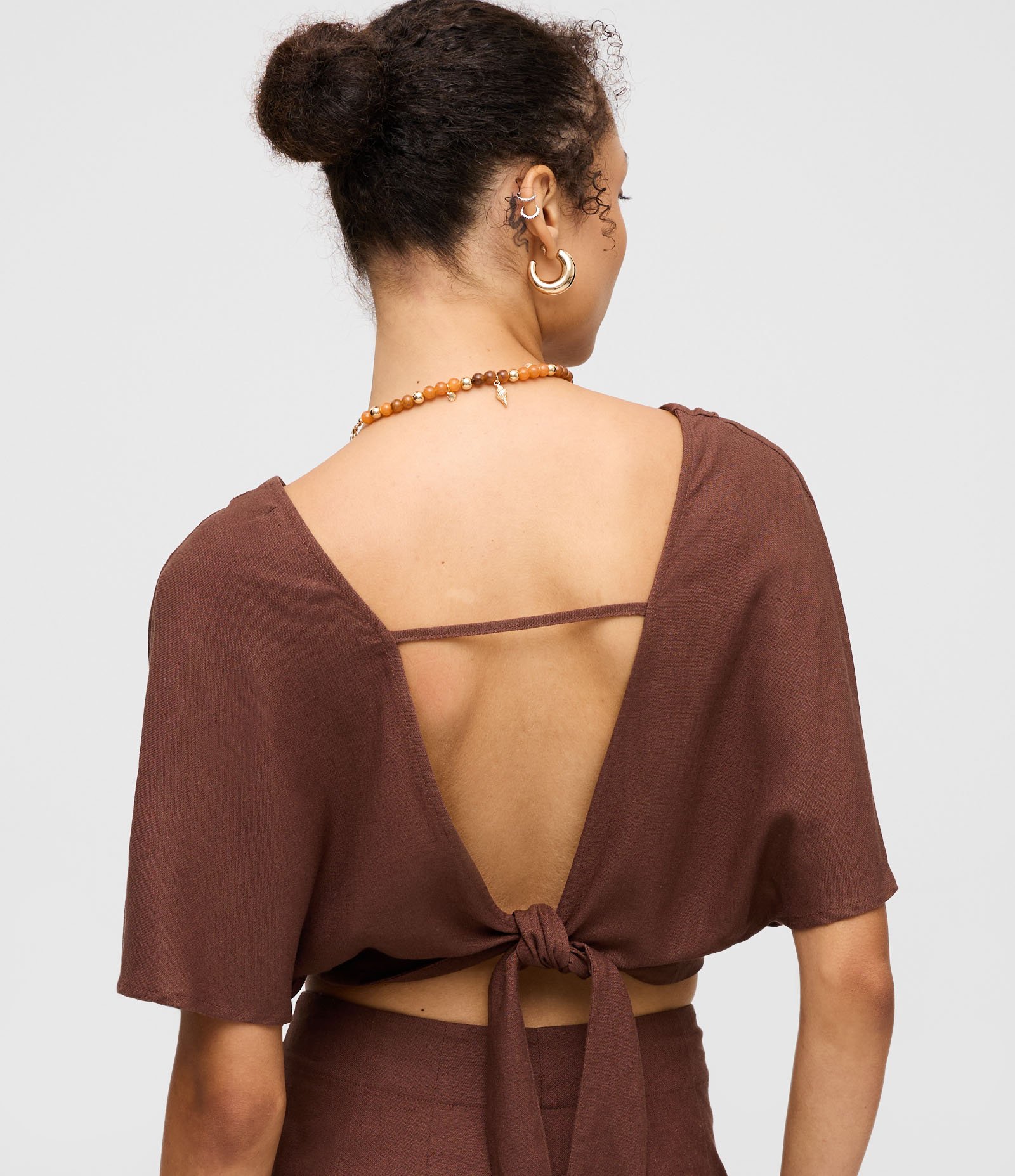 Blusa em Viscolinho com Decote em V e Amarração nas Costas Marrom 4