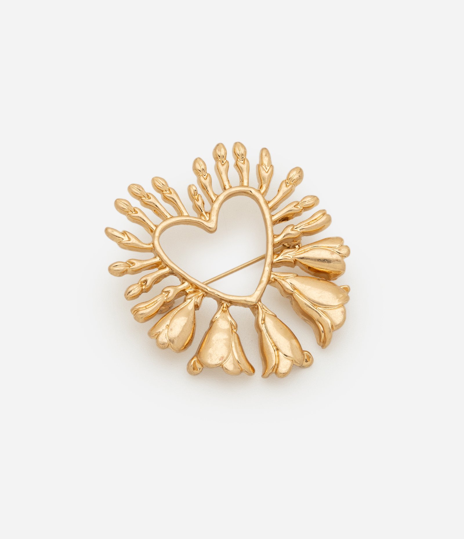 Broche Vazado em Metal com Formato de Coração Dourado