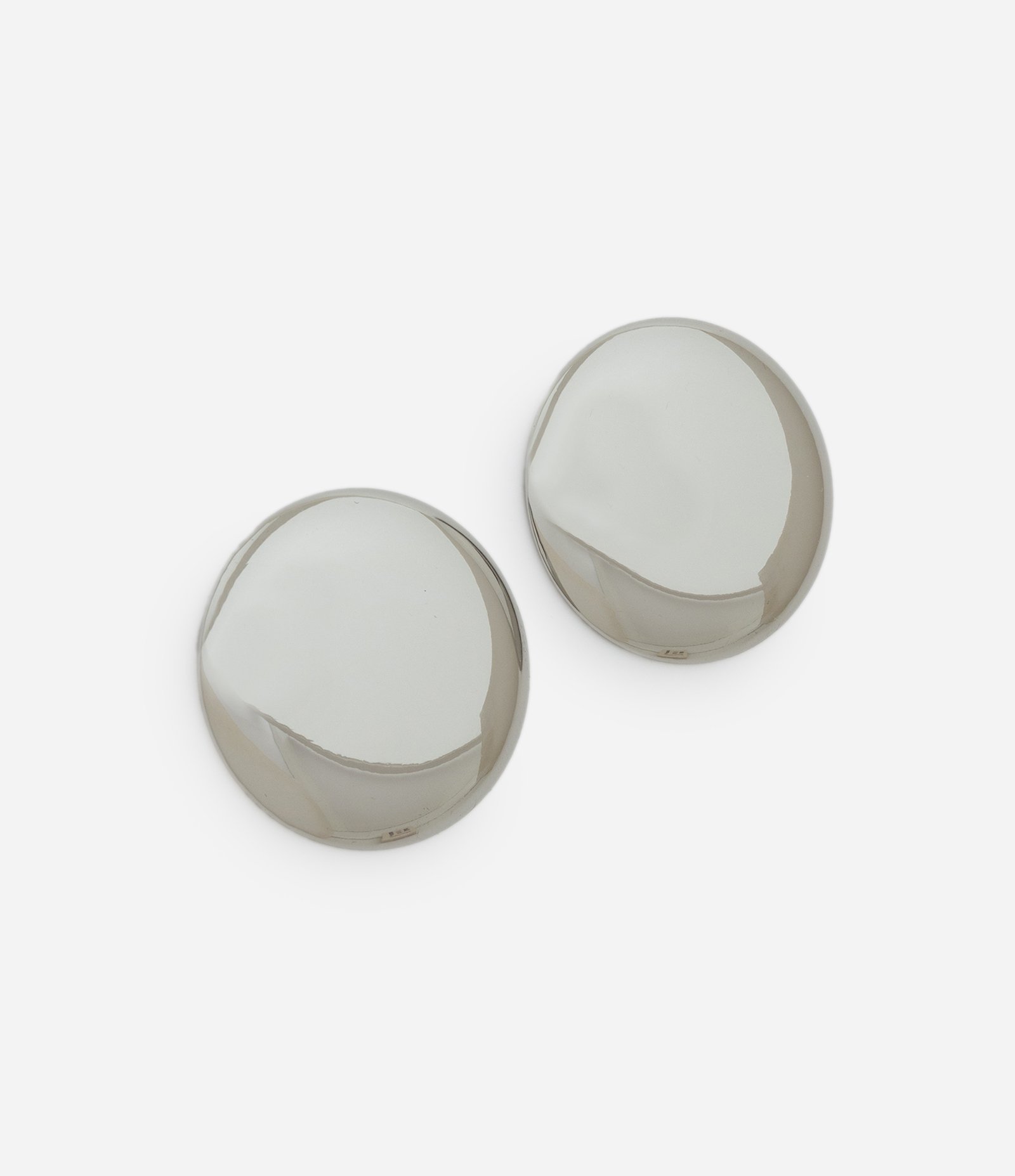 Brinco Botão Metalizado com Acabamento Polido Prata 1