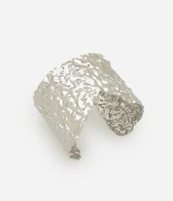Bracelete Assimétrico em Metal com Acabamento Martelado