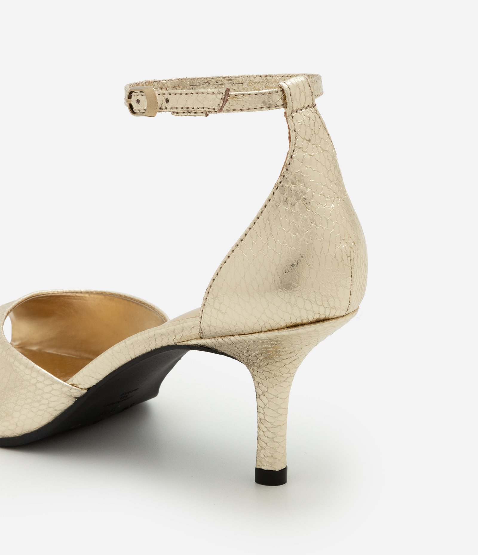 Sapato Scarpin de PU Metalizado com Bico e Salto Finos Dourado 4