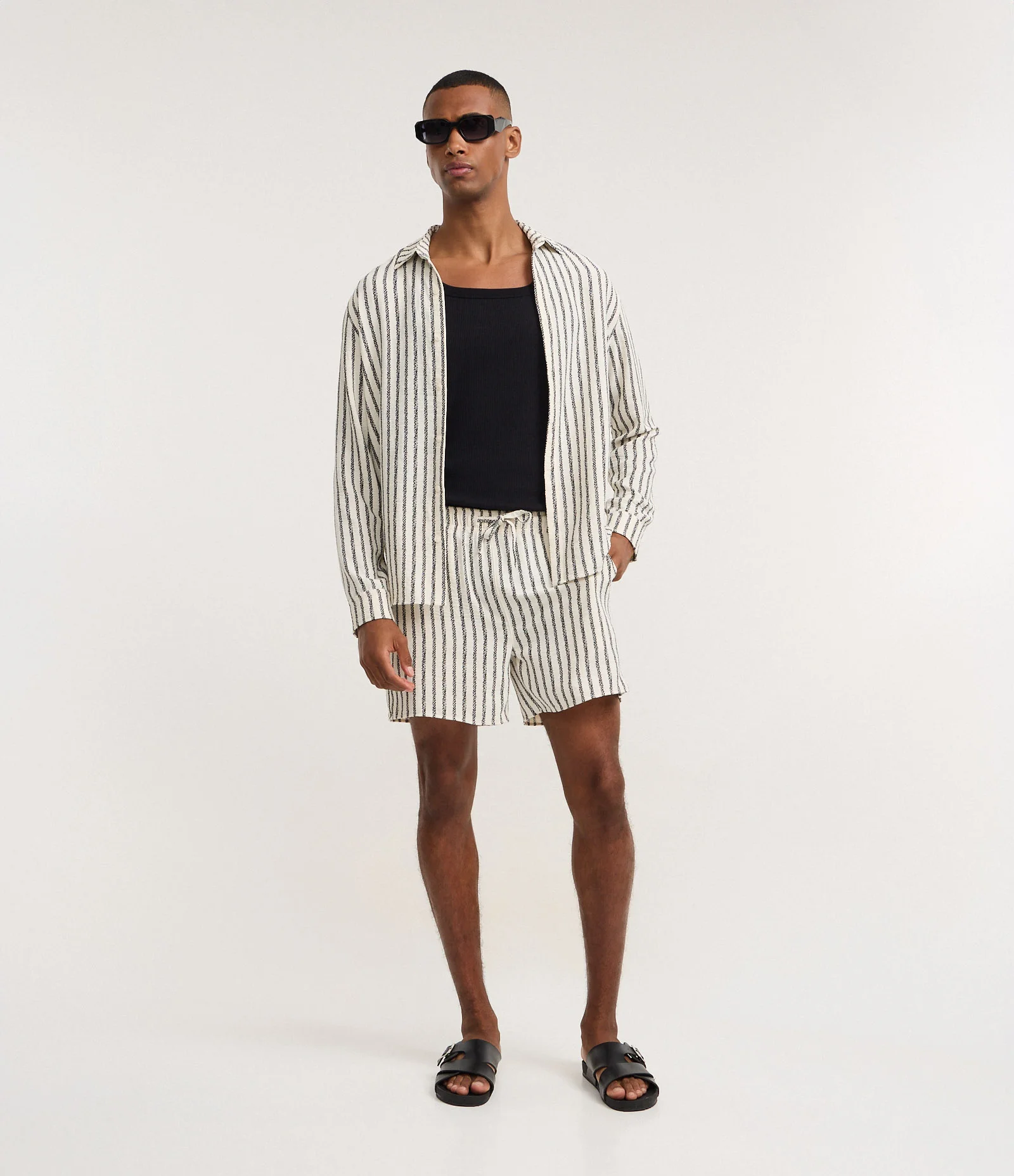 Bermuda de Praia com Textura e Listras Verticais Branco 1