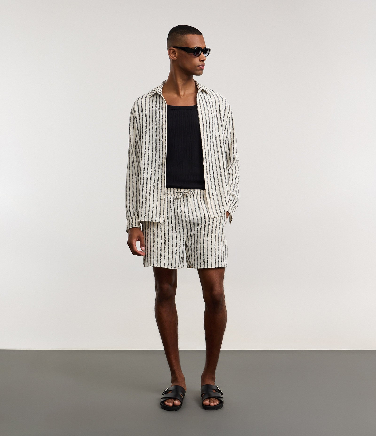 Bermuda de Praia com Textura e Listras Verticais Branco 4