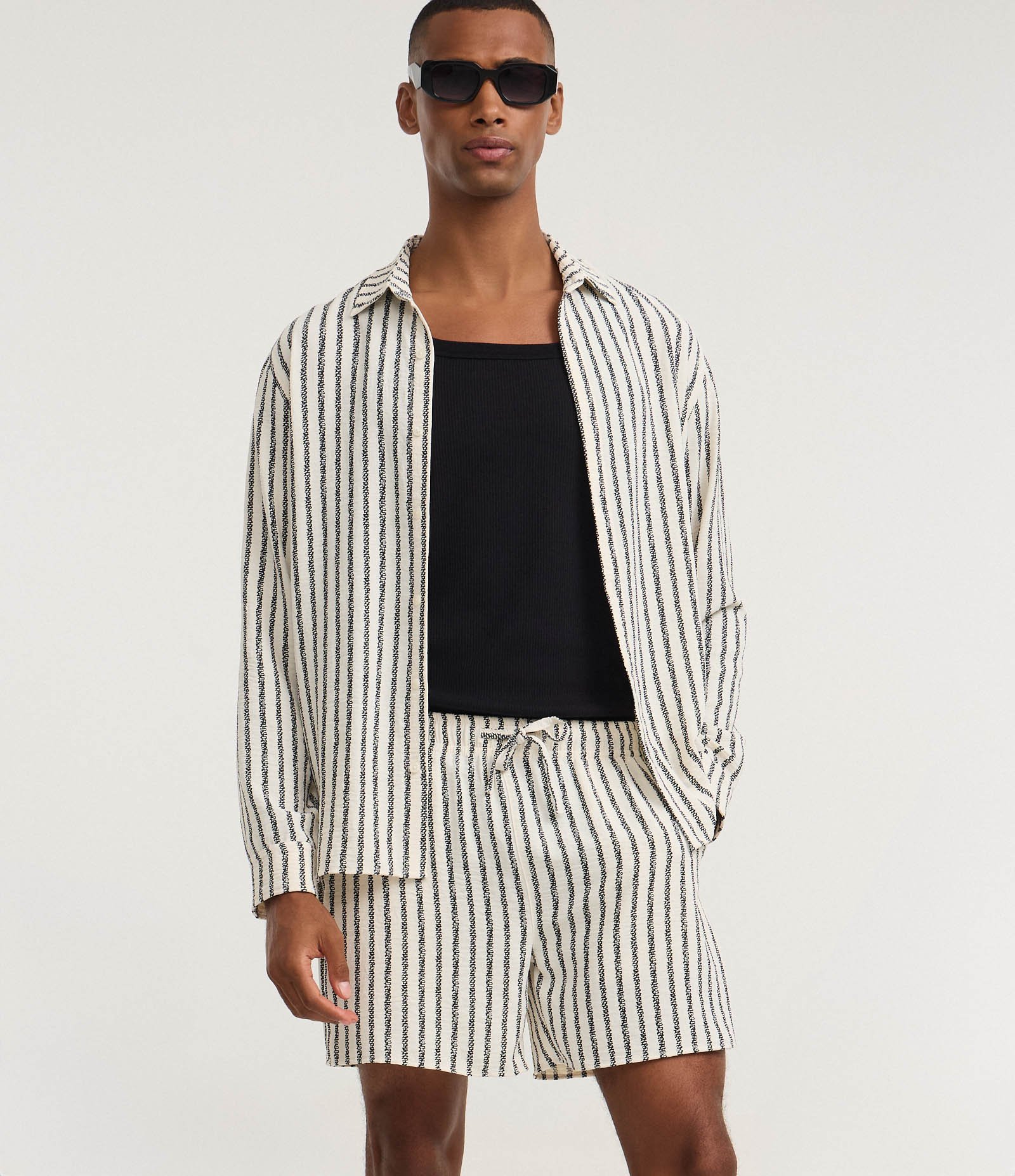 Bermuda de Praia com Textura e Listras Verticais Branco 5