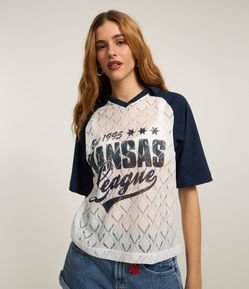 Camiseta College em Renda com Cava Rraglan e Estampa Kansas