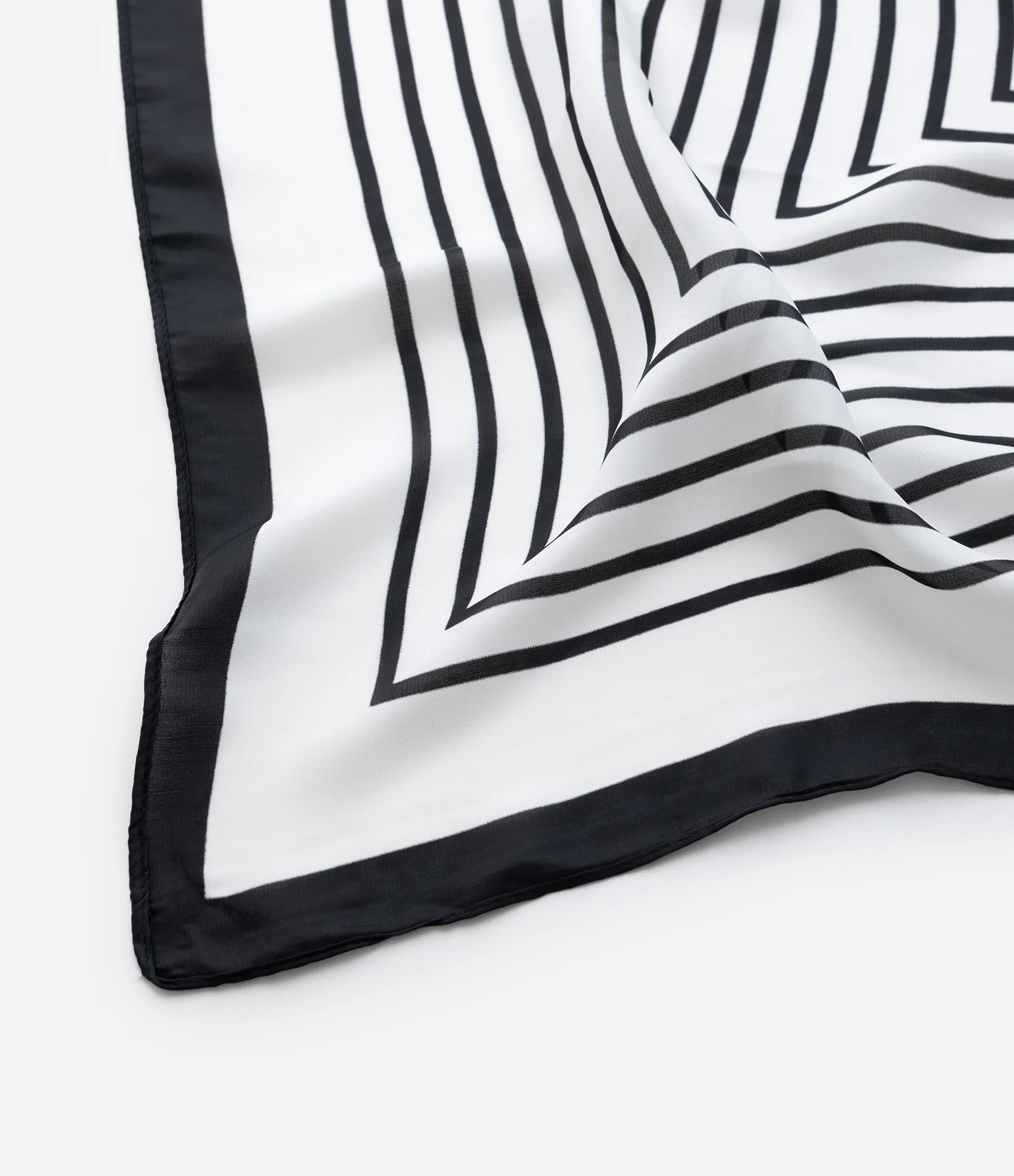 Lenço Acetinado com Estampa Geométrica de Listras Branco/Preto 2