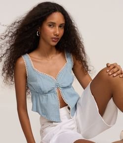 Blusa Cropped em Jeans com Botões Forrados no Busto