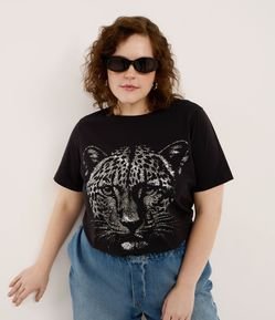 Camiseta Alongada em Algodão com Onça em Foil Curve & Plus Size