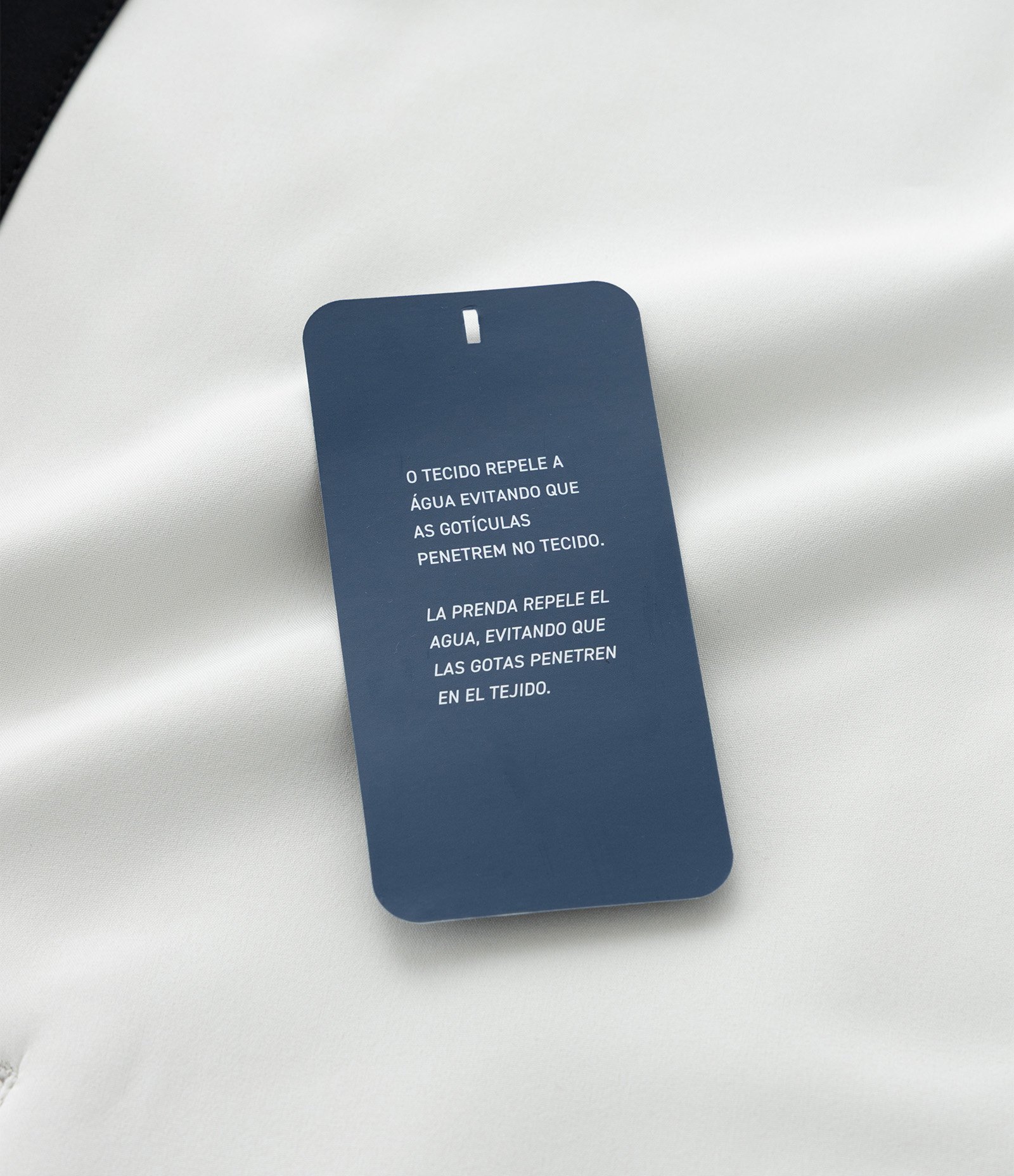 Jaqueta Esportiva em PU Tecnológico com Capuz Off White 10