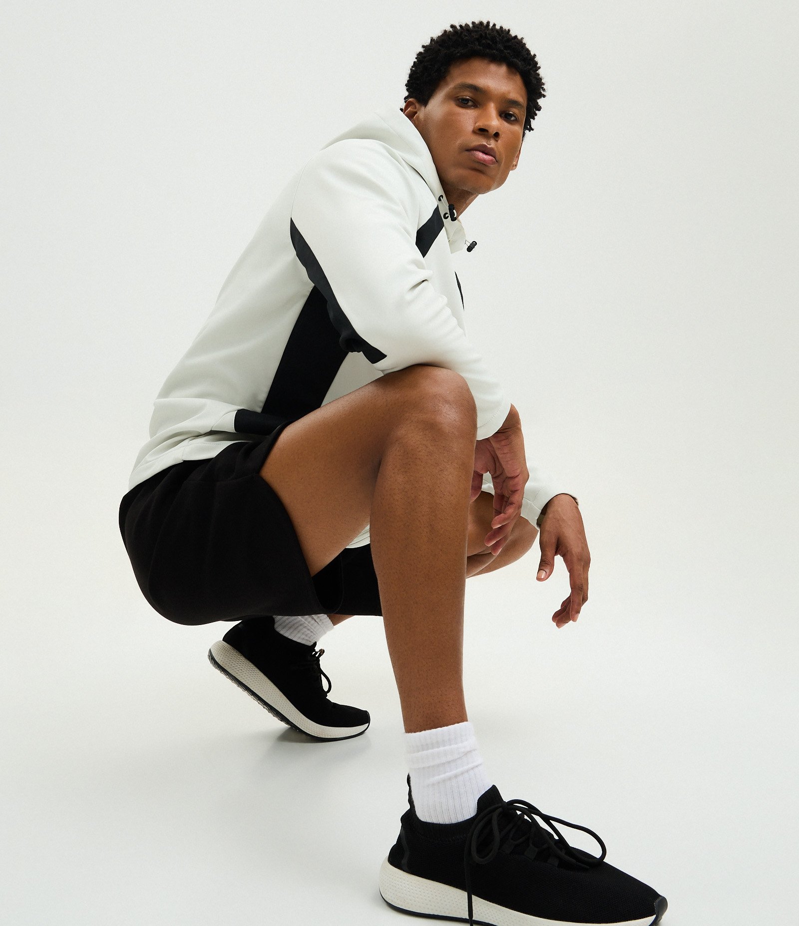 Jaqueta Esportiva em PU Tecnológico com Capuz Off White 4