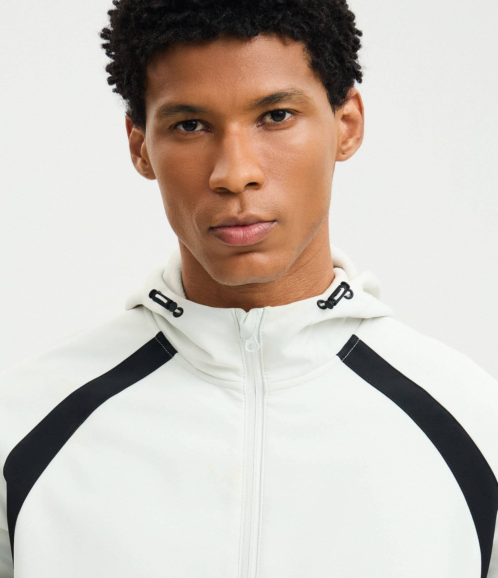 Jaqueta Esportiva em PU Tecnológico com Capuz Off White 5