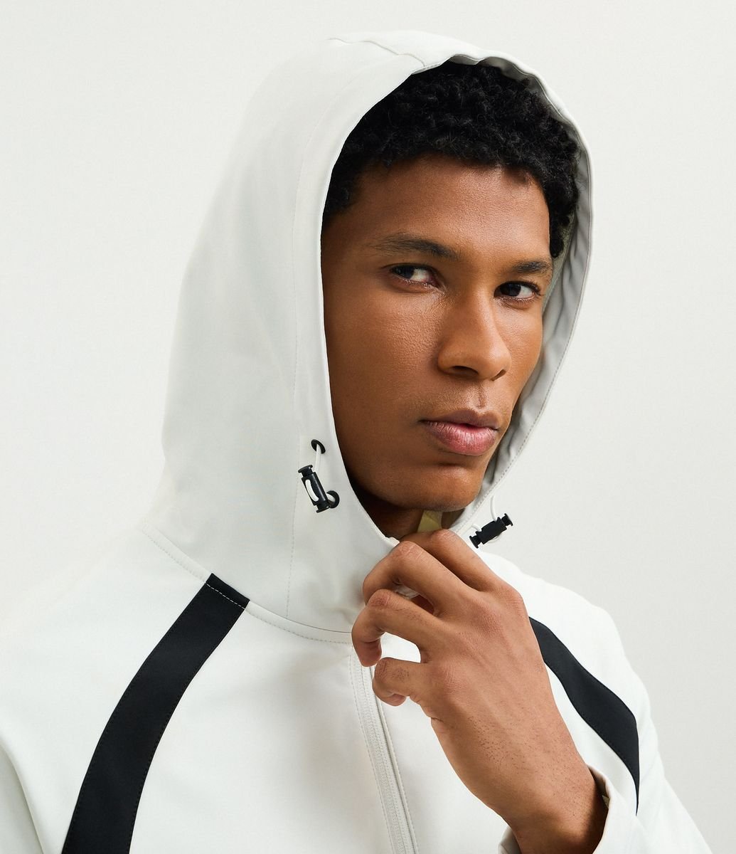 Jaqueta Esportiva em PU Tecnológico com Capuz Off White