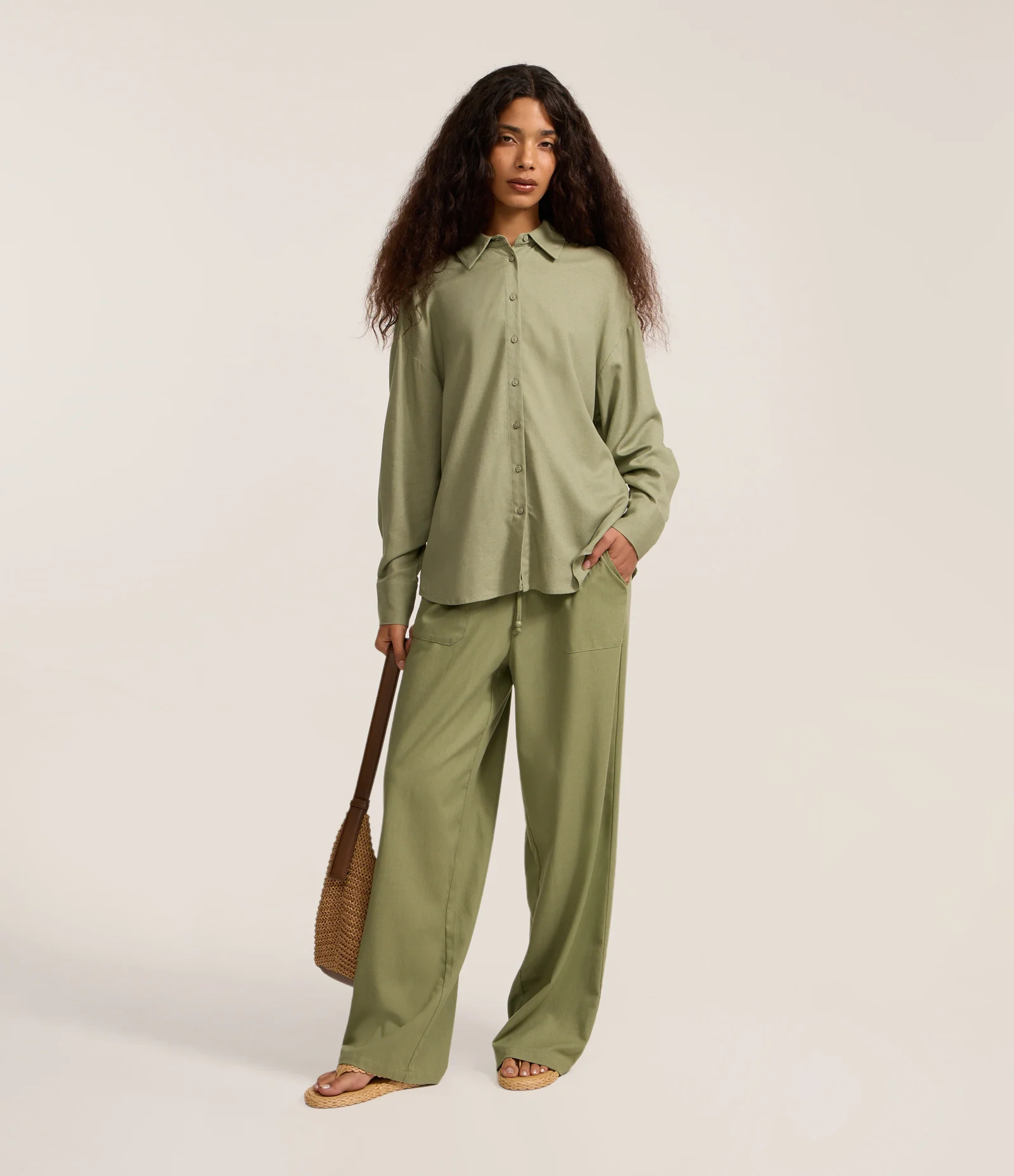 Calça Wide Leg em Viscolinho com Amarração Verde Oliva 1