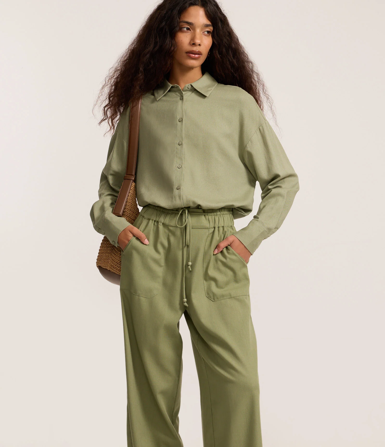 Calça Wide Leg em Viscolinho com Amarração Verde Oliva 2