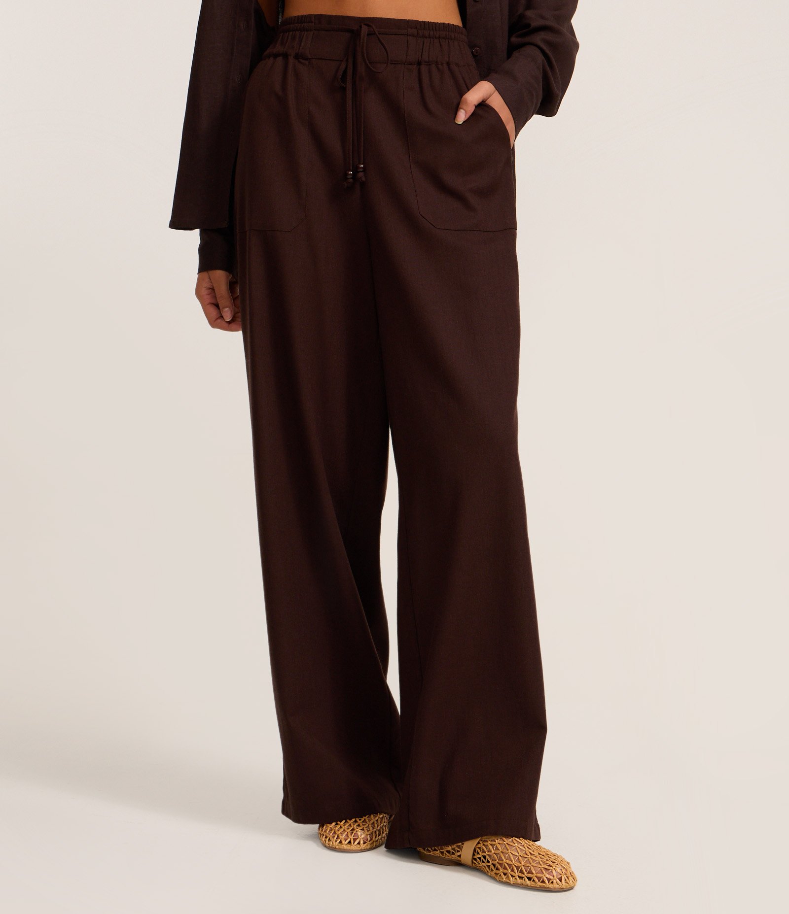 Calça Wide Leg em Viscolinho com Amarração Marrom Intenso 3