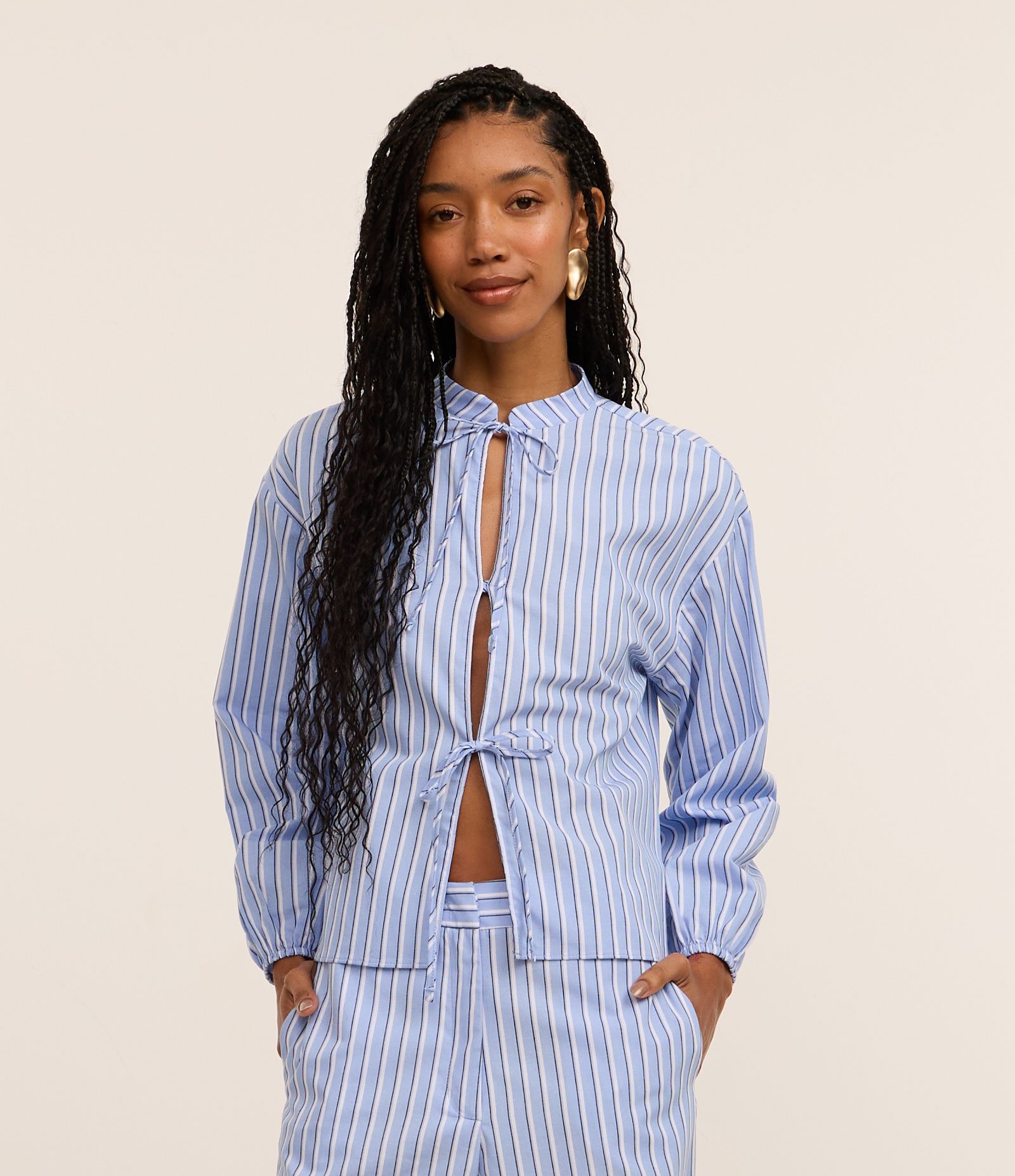 Camisa em Tricoline com Amarração Frontal e Estampa Listrada Azul 1