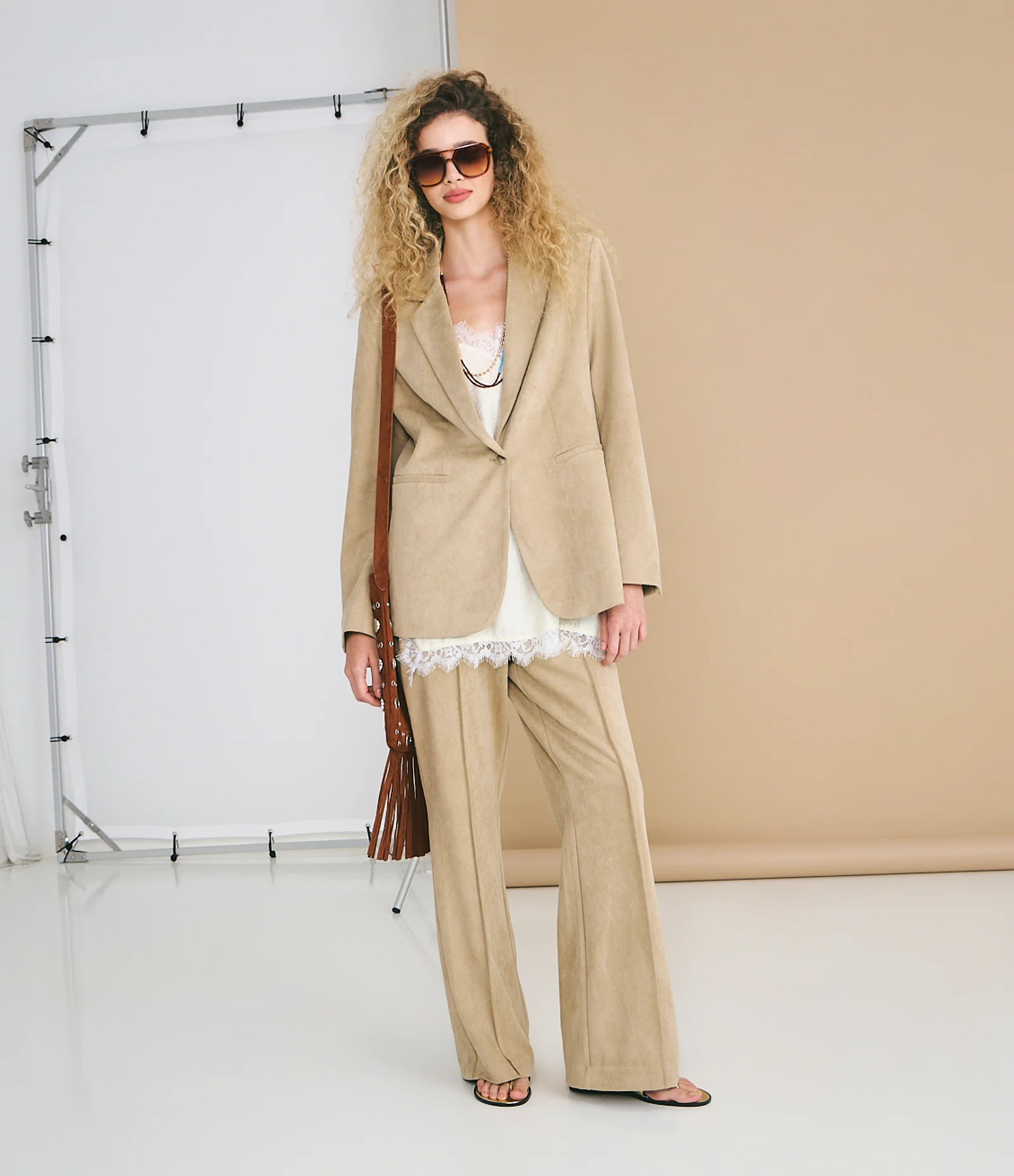 Calça Flare em Suede com Recorte Central Bege 1