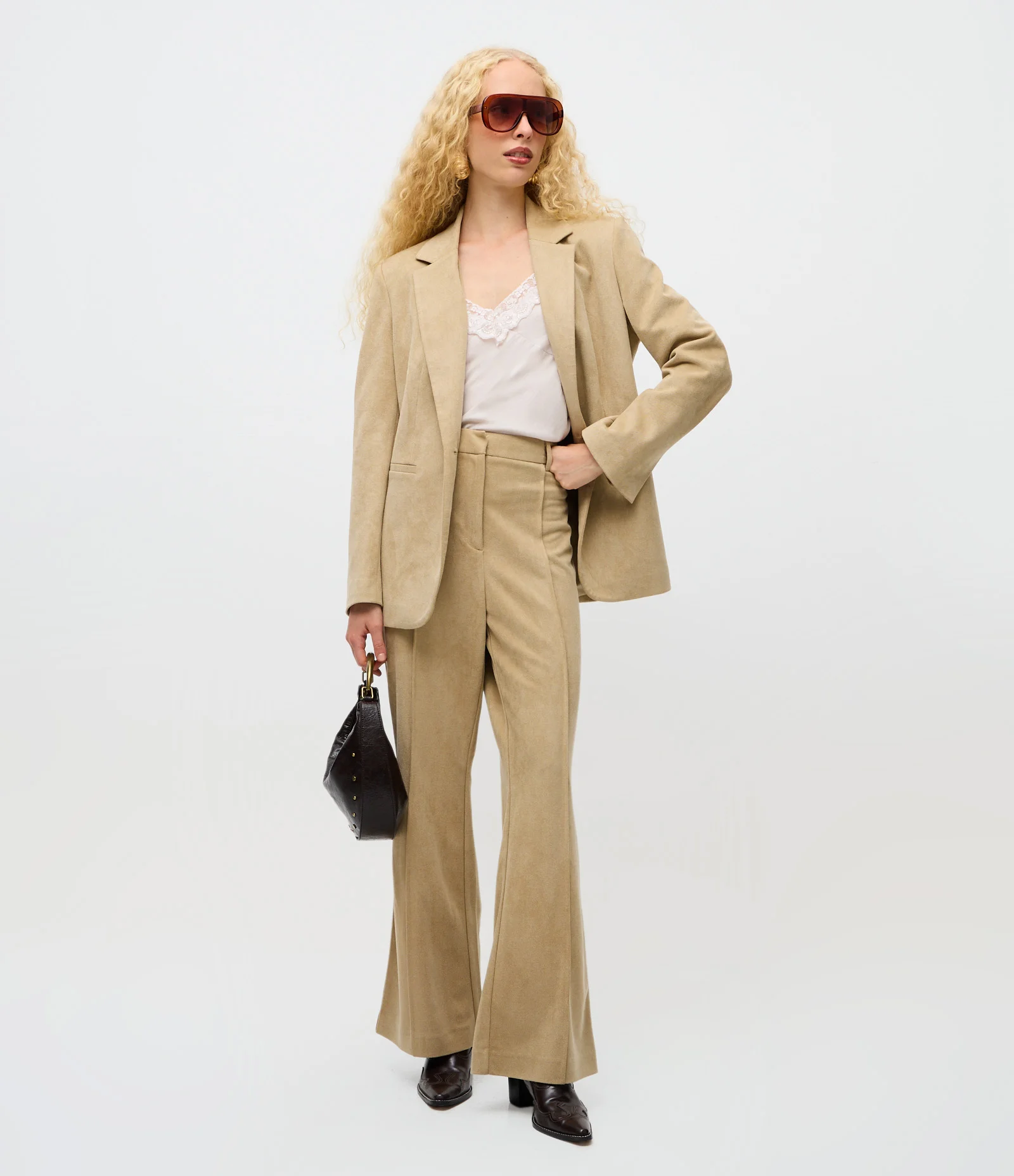 Calça Flare em Suede com Recorte Central Bege 2