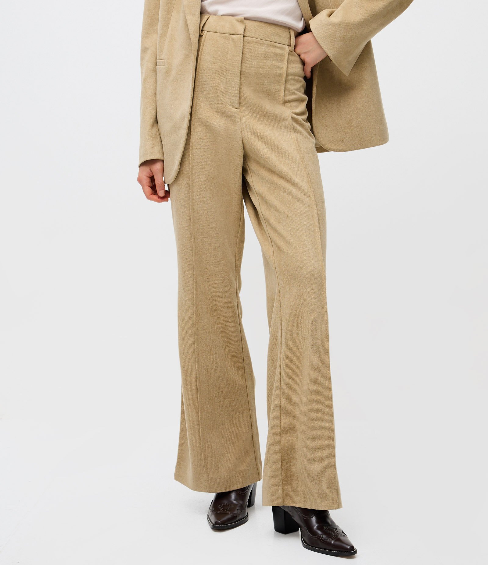 Calça Flare em Suede com Recorte Central Bege 4
