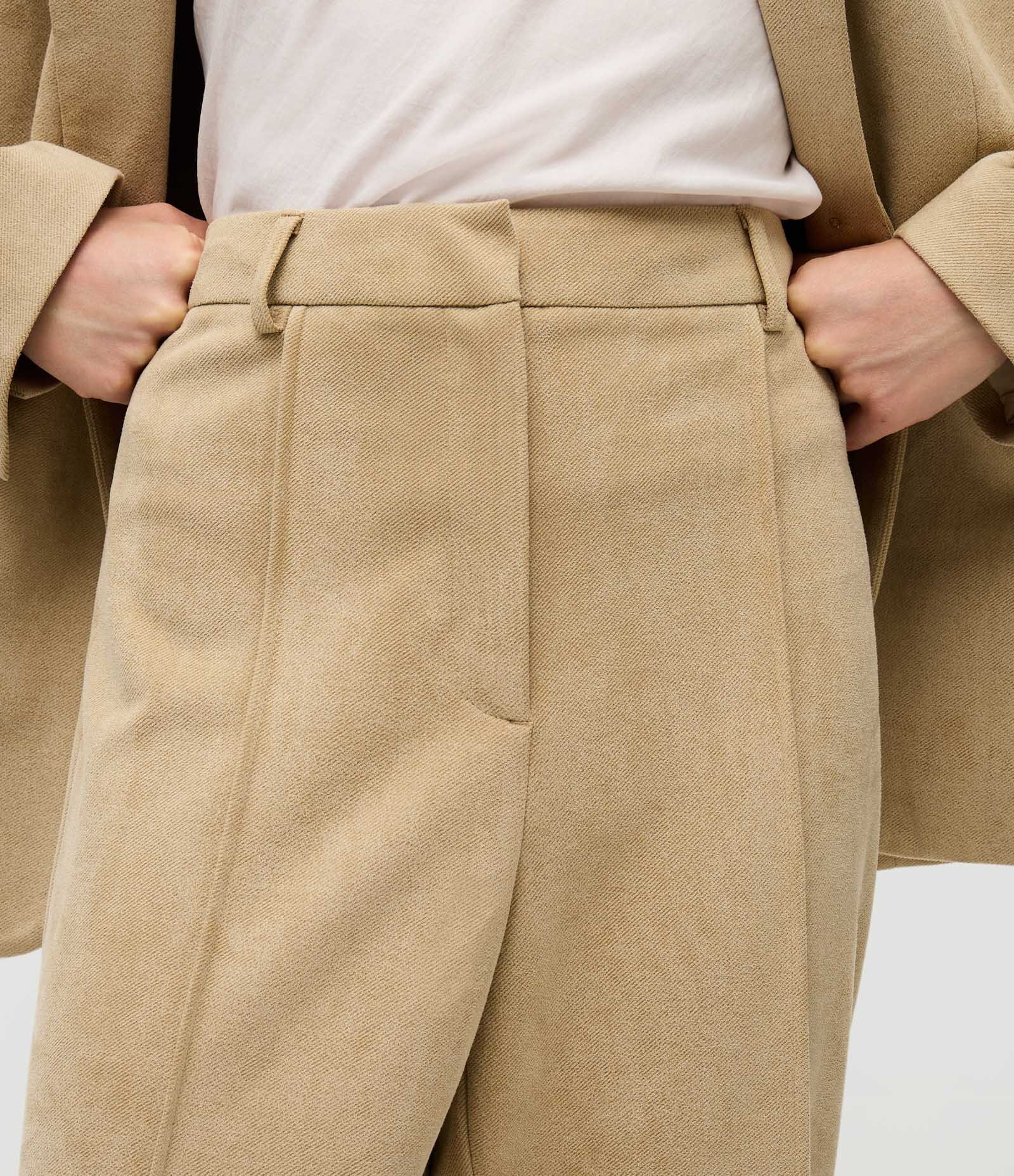 Calça Flare em Suede com Recorte Central Bege 5