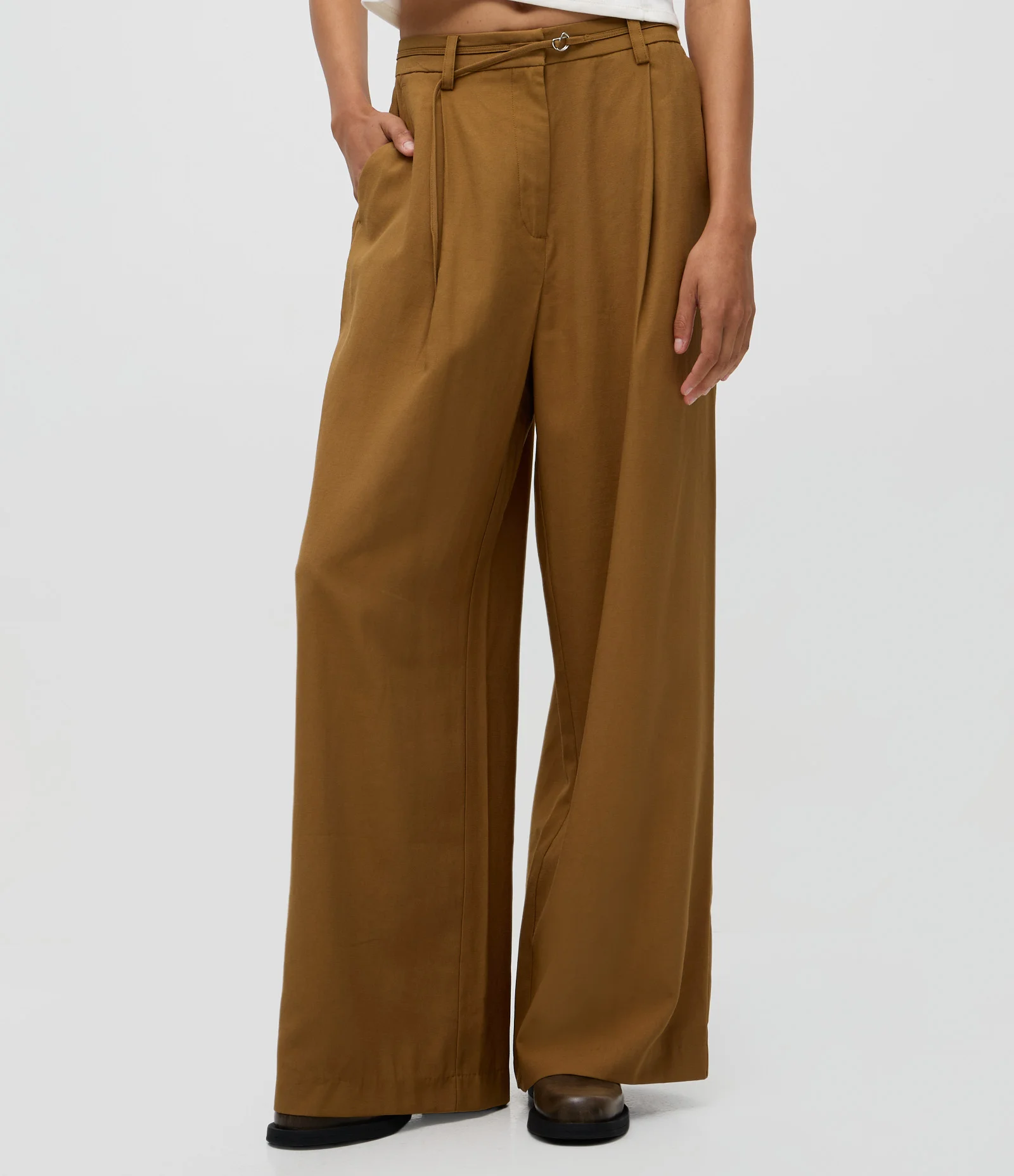 Calça Pantalona Alfaiatada e Texturizada com Cinto Marrom 2