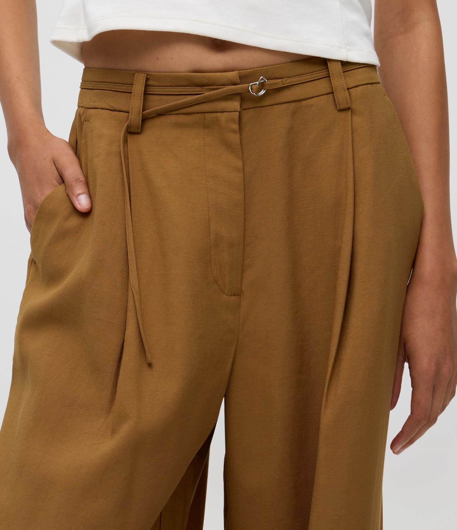 Calça Pantalona Alfaiatada e Texturizada com Cinto Marrom 3