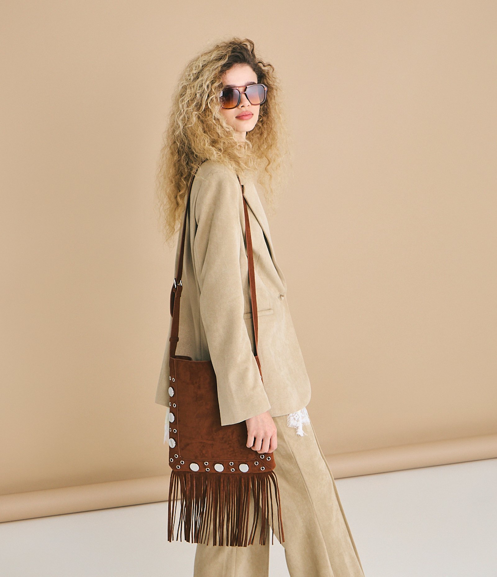 Blazer em Suede com Lapela e Bolsos Laterais Bege 2