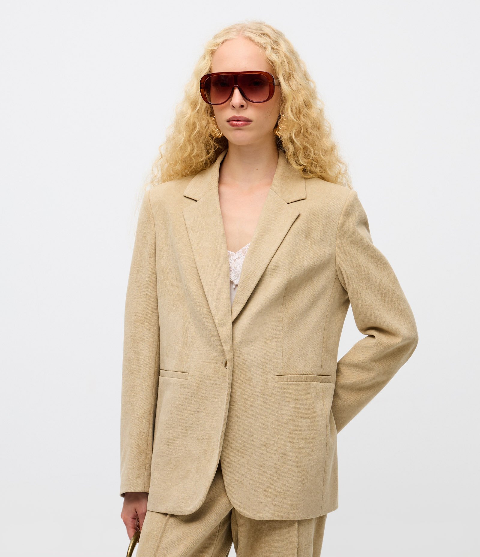 Blazer em Suede com Lapela e Bolsos Laterais Bege 3