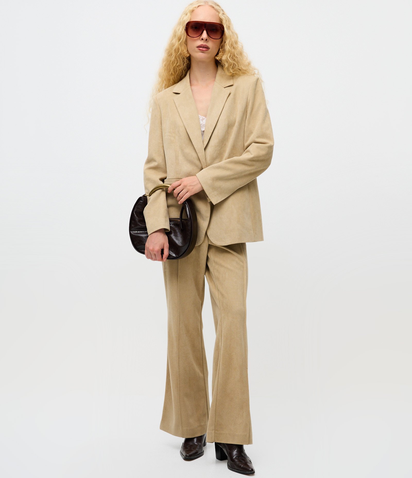 Blazer em Suede com Lapela e Bolsos Laterais Bege 4