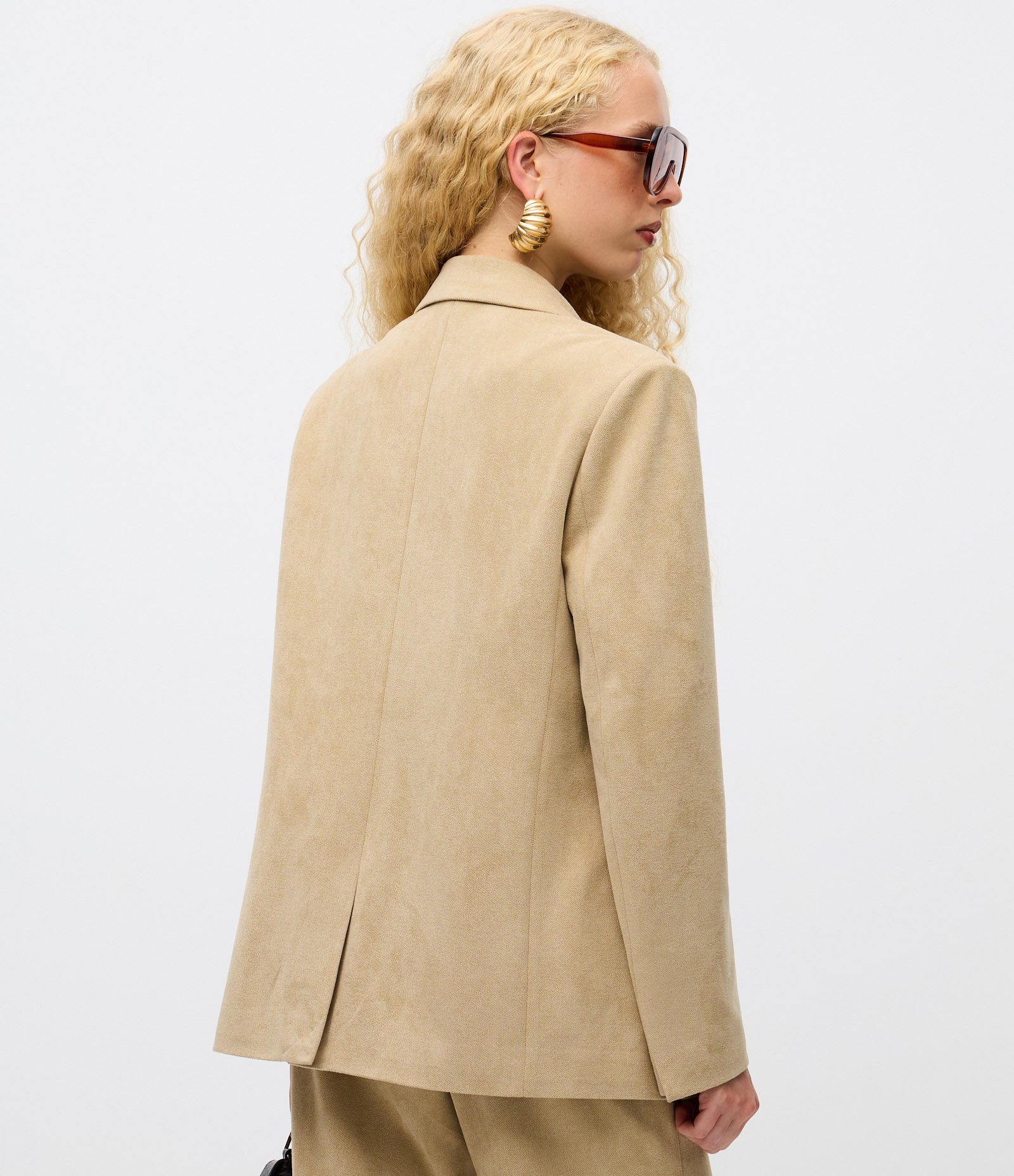 Blazer em Suede com Lapela e Bolsos Laterais Bege 6