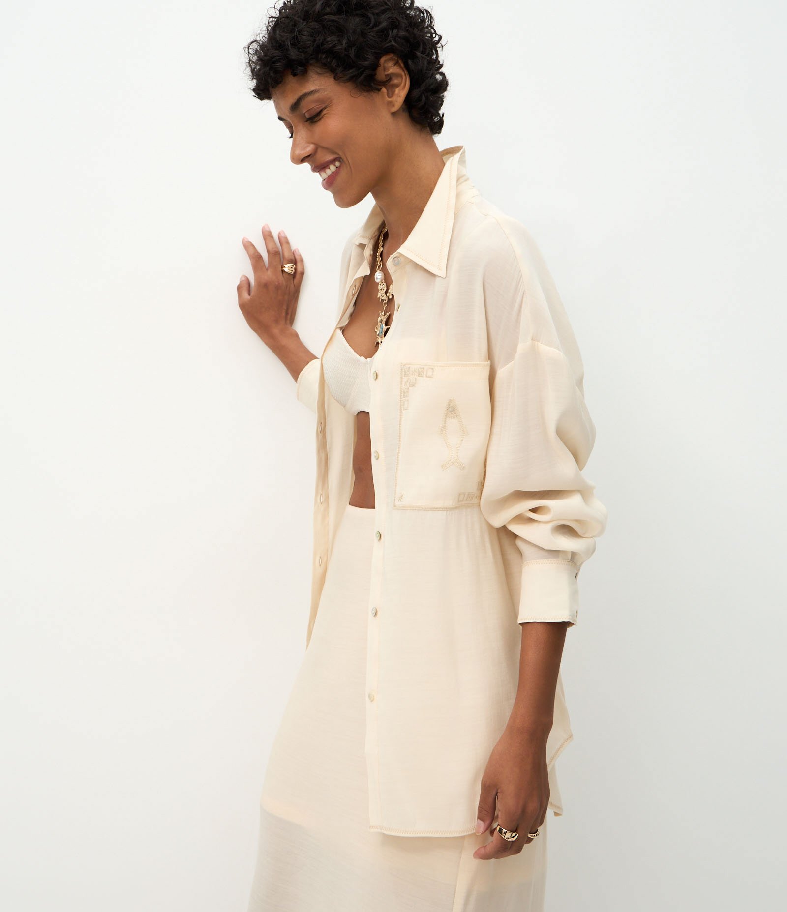 Camisa Oversized com Bordado de Peixe no Bolso Bege 1