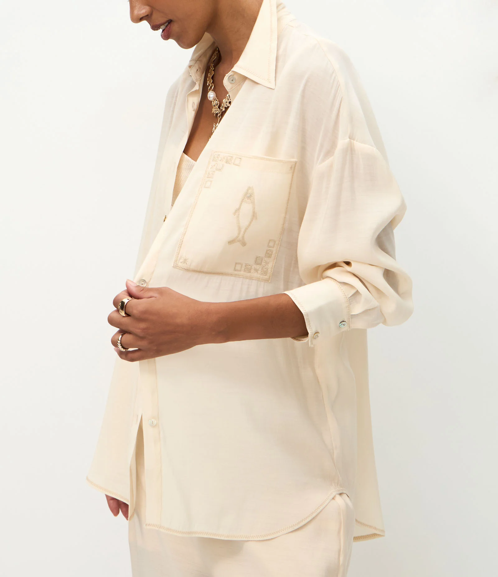 Camisa Oversized com Bordado de Peixe no Bolso Bege 3