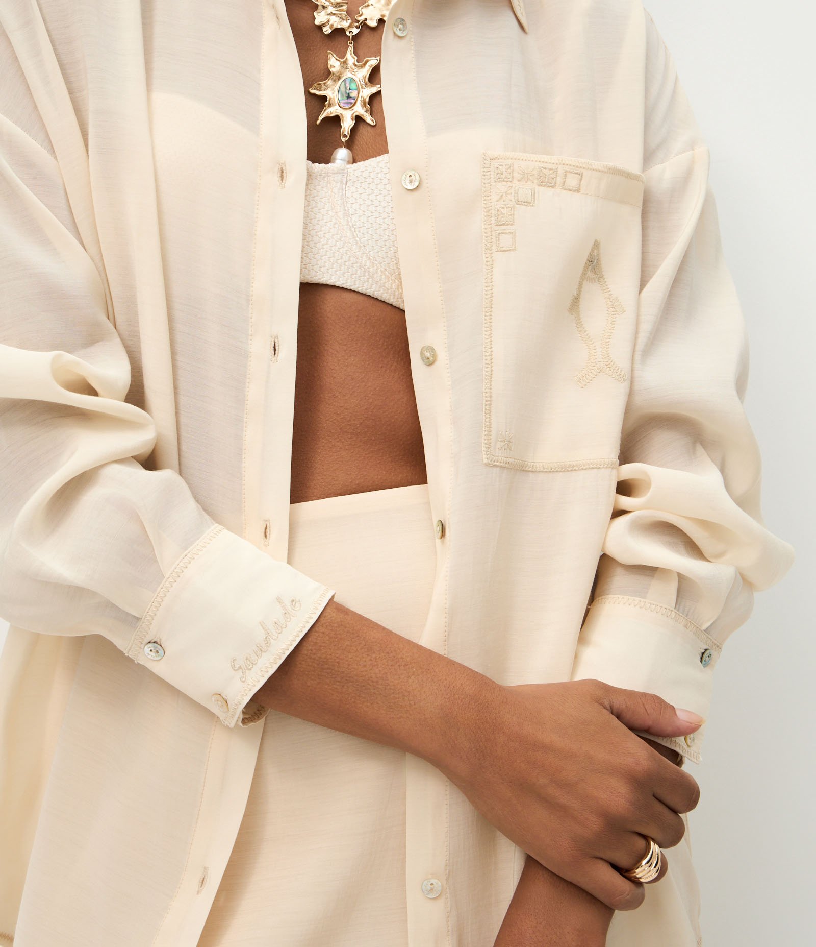 Camisa Oversized com Bordado de Peixe no Bolso Bege 4