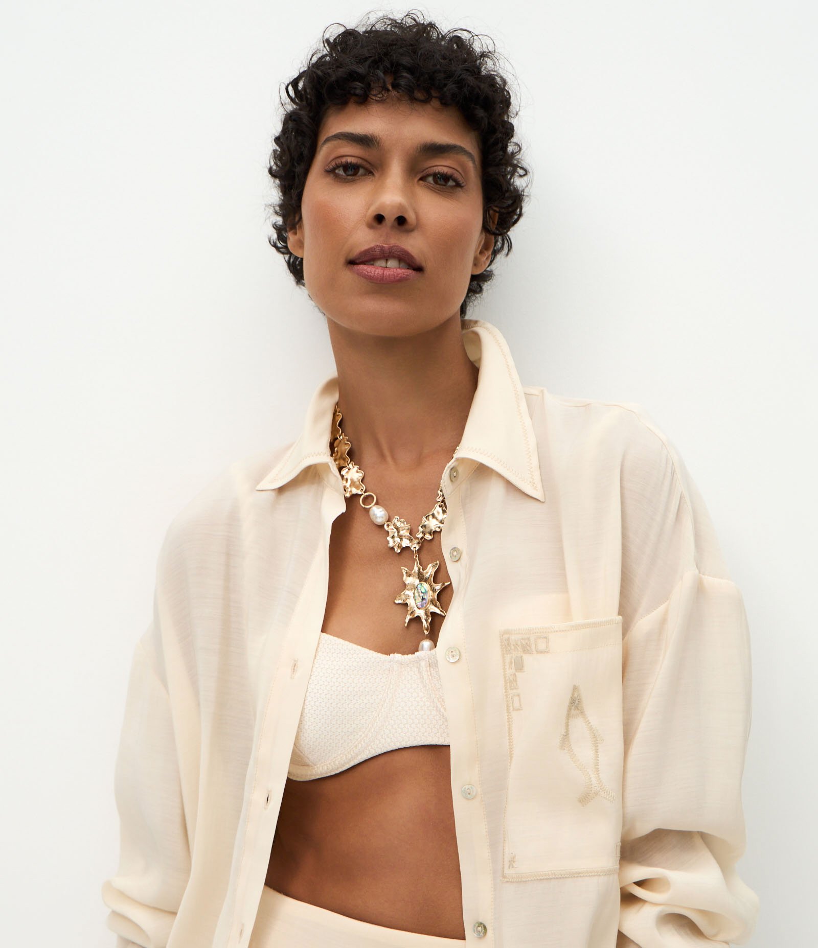 Camisa Oversized com Bordado de Peixe no Bolso Bege 5