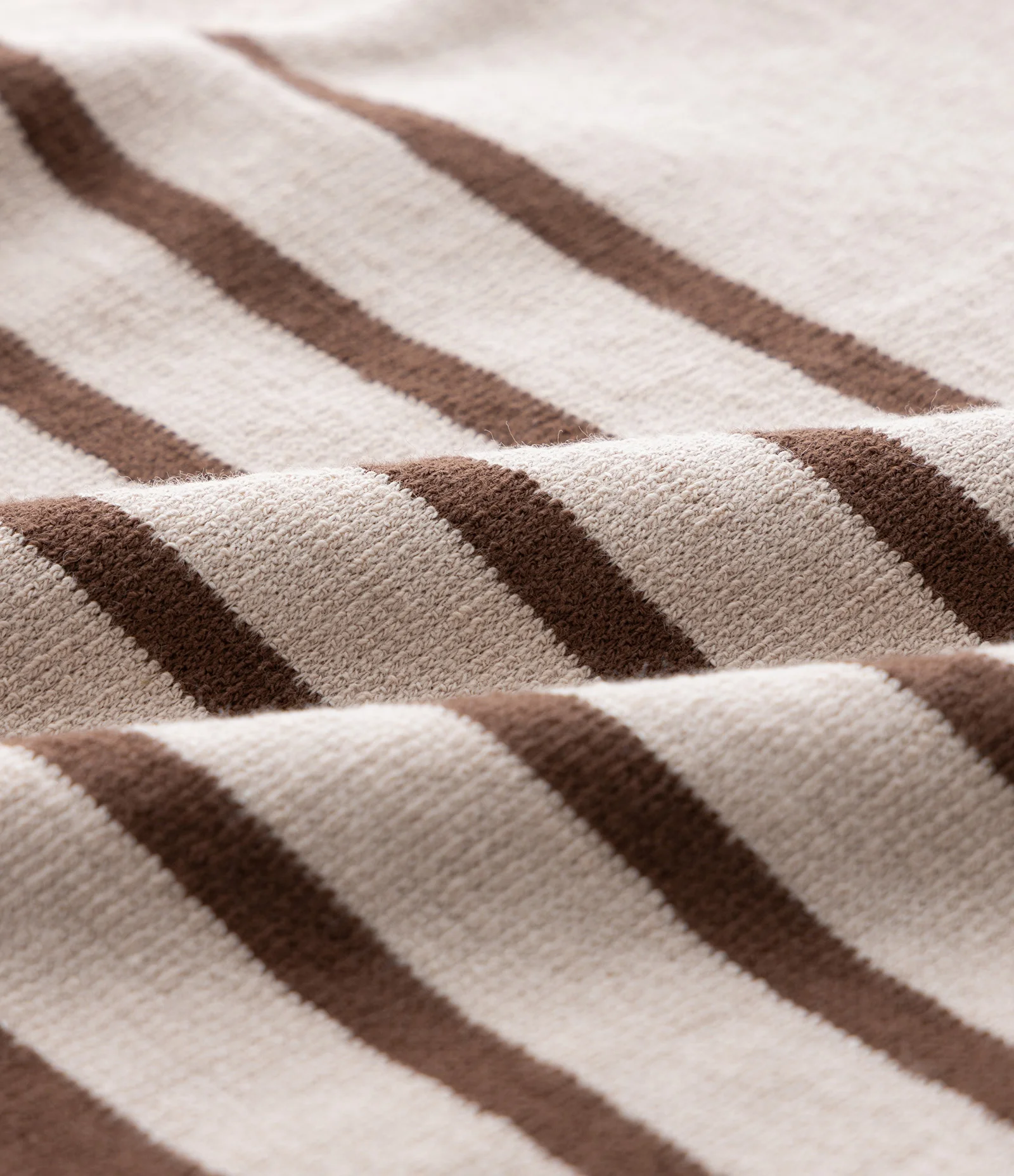 Camiseta Infantil Regular com Estampa de Listras e Bolsinho - Tam 5 a 14 Anos Marrom 3