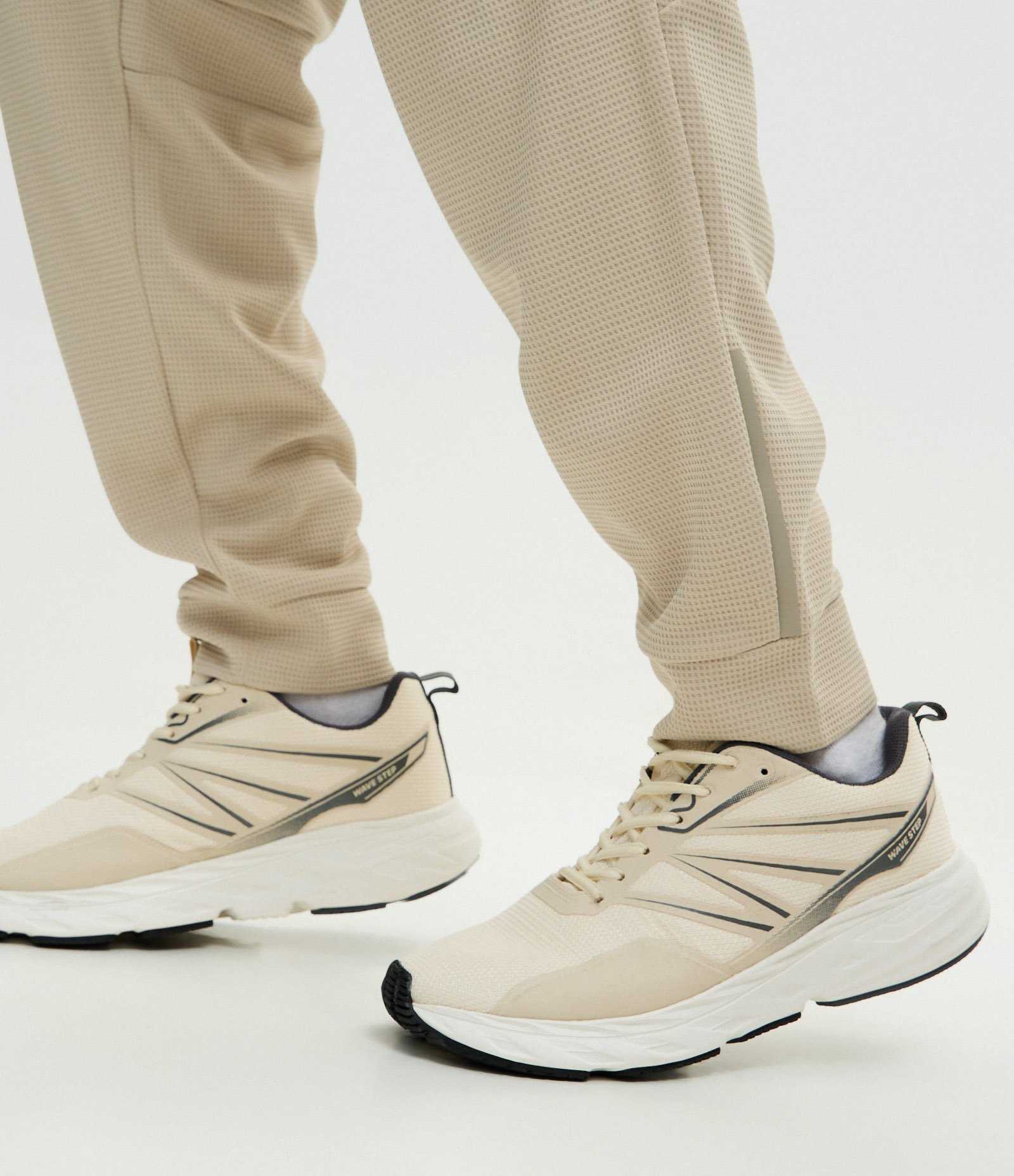 Calça Esportiva em Tecido Texturizado com Zíper nos Bolsos Bege 4