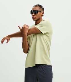 Camiseta Esportiva com Toque Macio com Modal e Estampa Localizada
