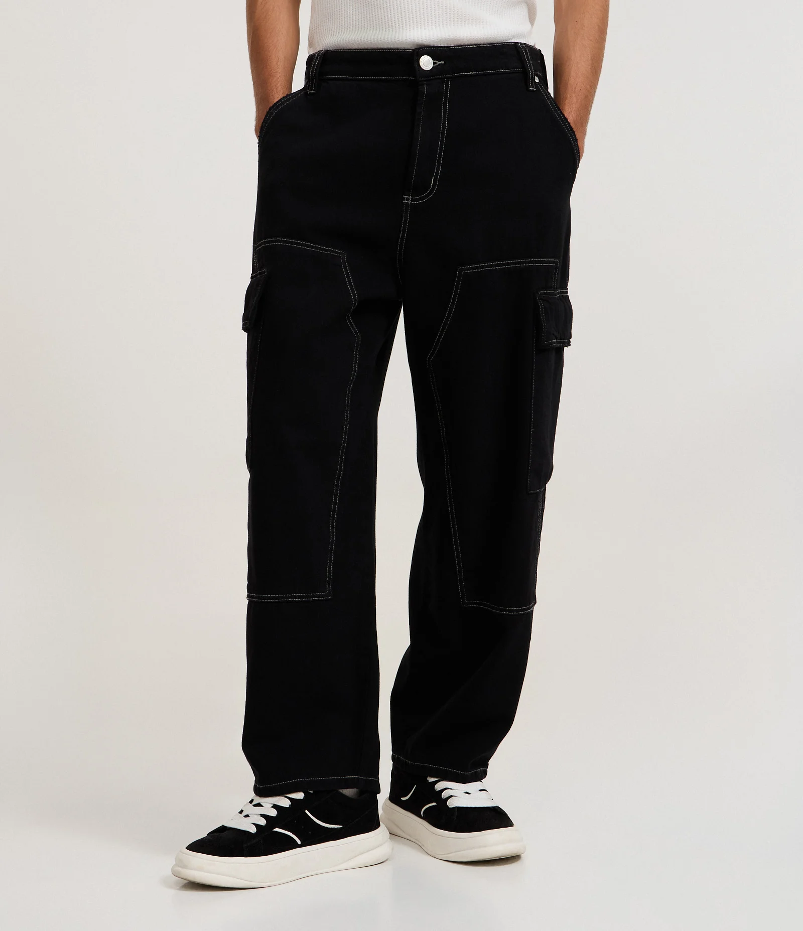 Calça Skater em Jeans com Bolso Cargo e Recortes Preto 2
