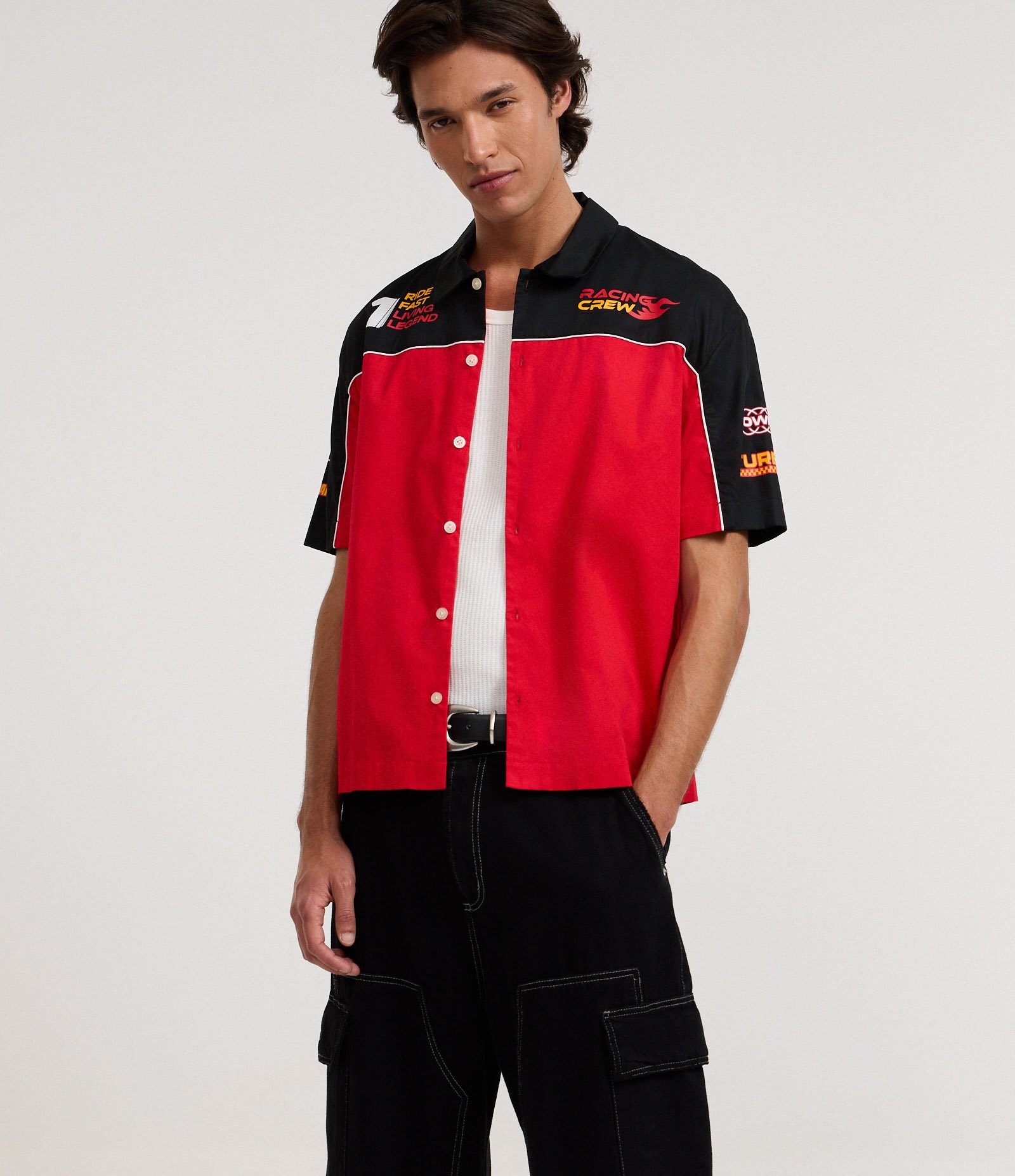 Calça Skater em Jeans com Bolso Cargo e Recortes Preto 3