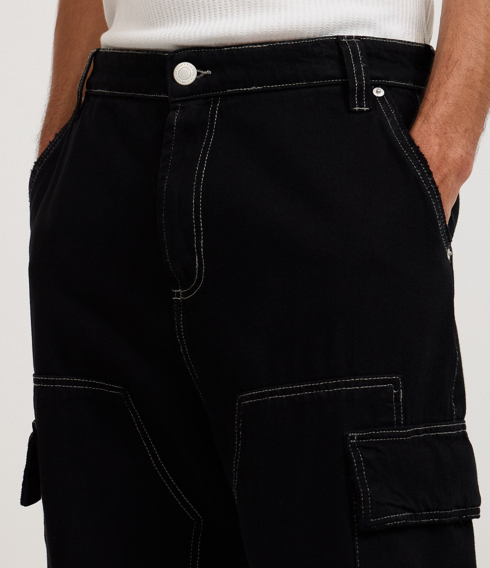Calça Skater em Jeans com Bolso Cargo e Recortes Preto 4