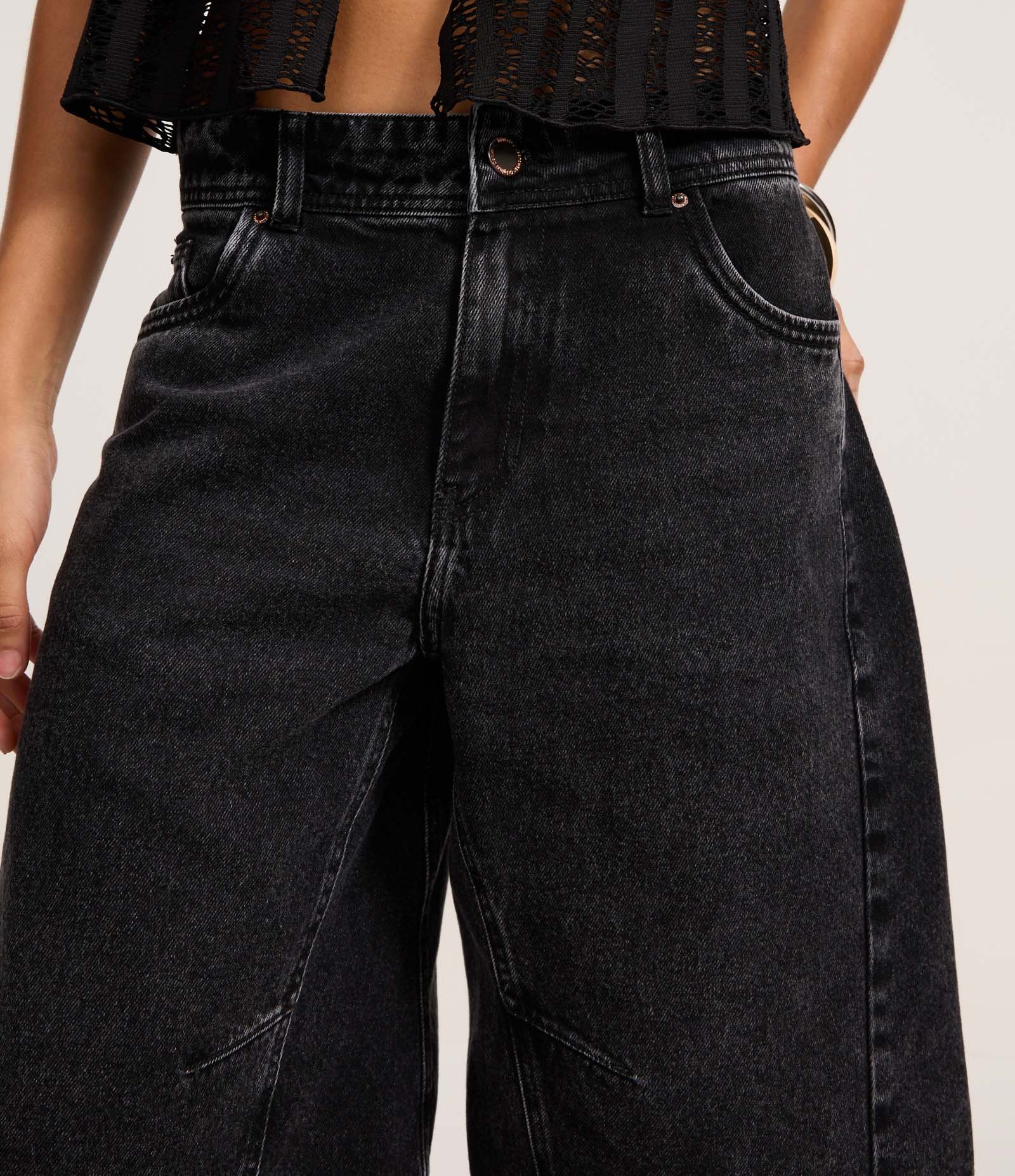 Bermuda Jorts em Jeans com Recortes Preto 4