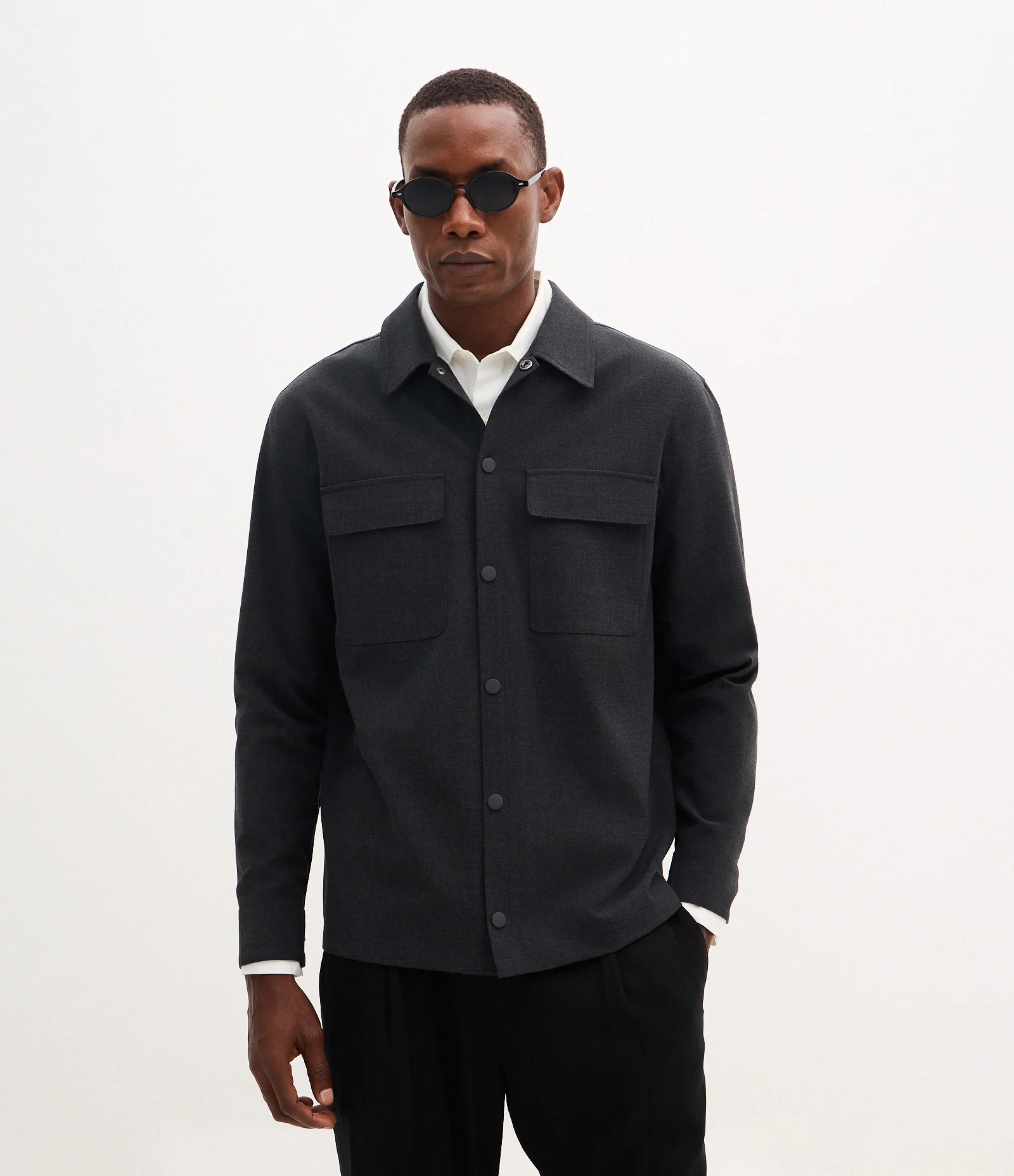 Camisa Comfort em Poliviscose com Bolsos Frontais Preto 1