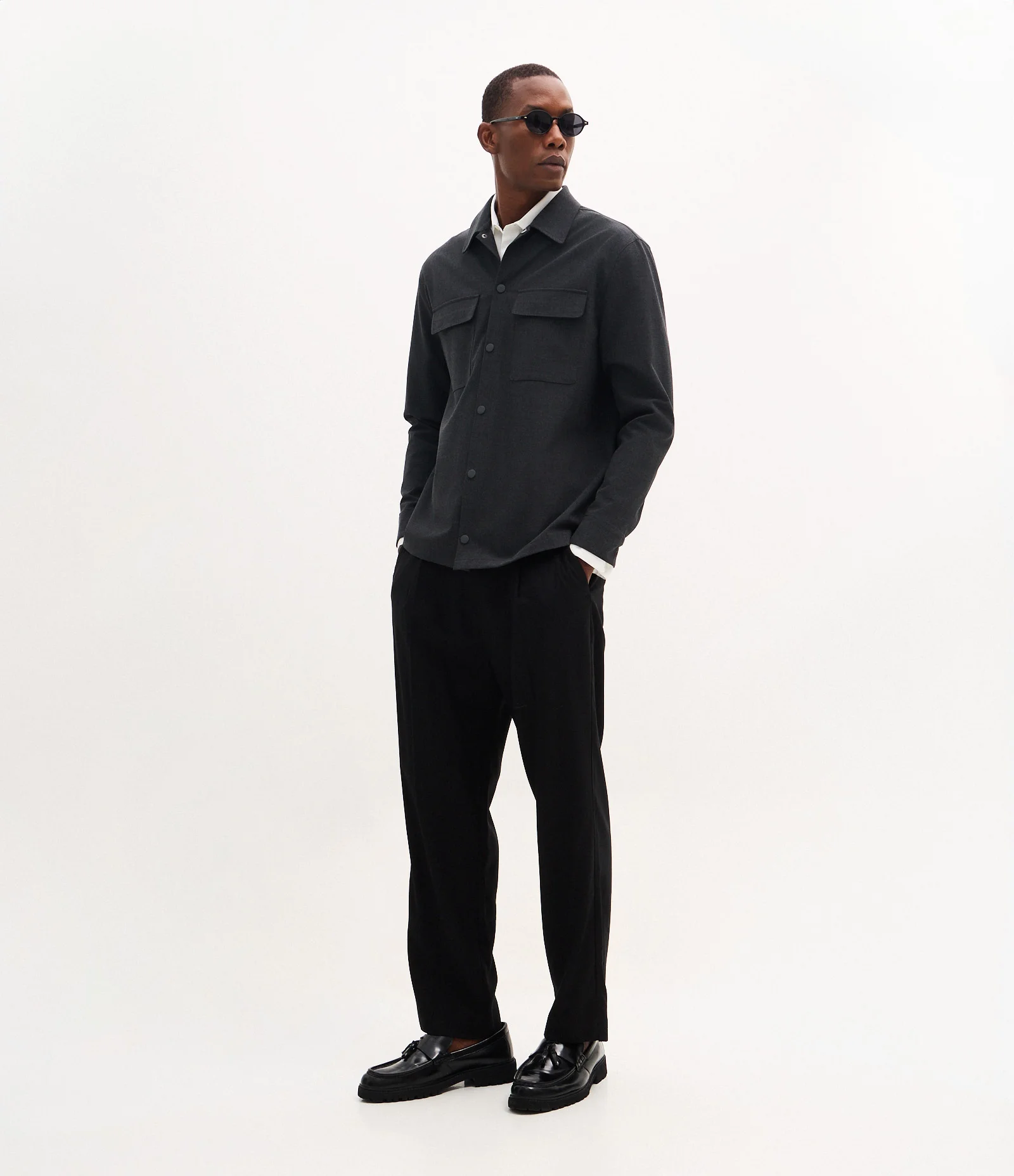 Camisa Comfort em Poliviscose com Bolsos Frontais Preto 2