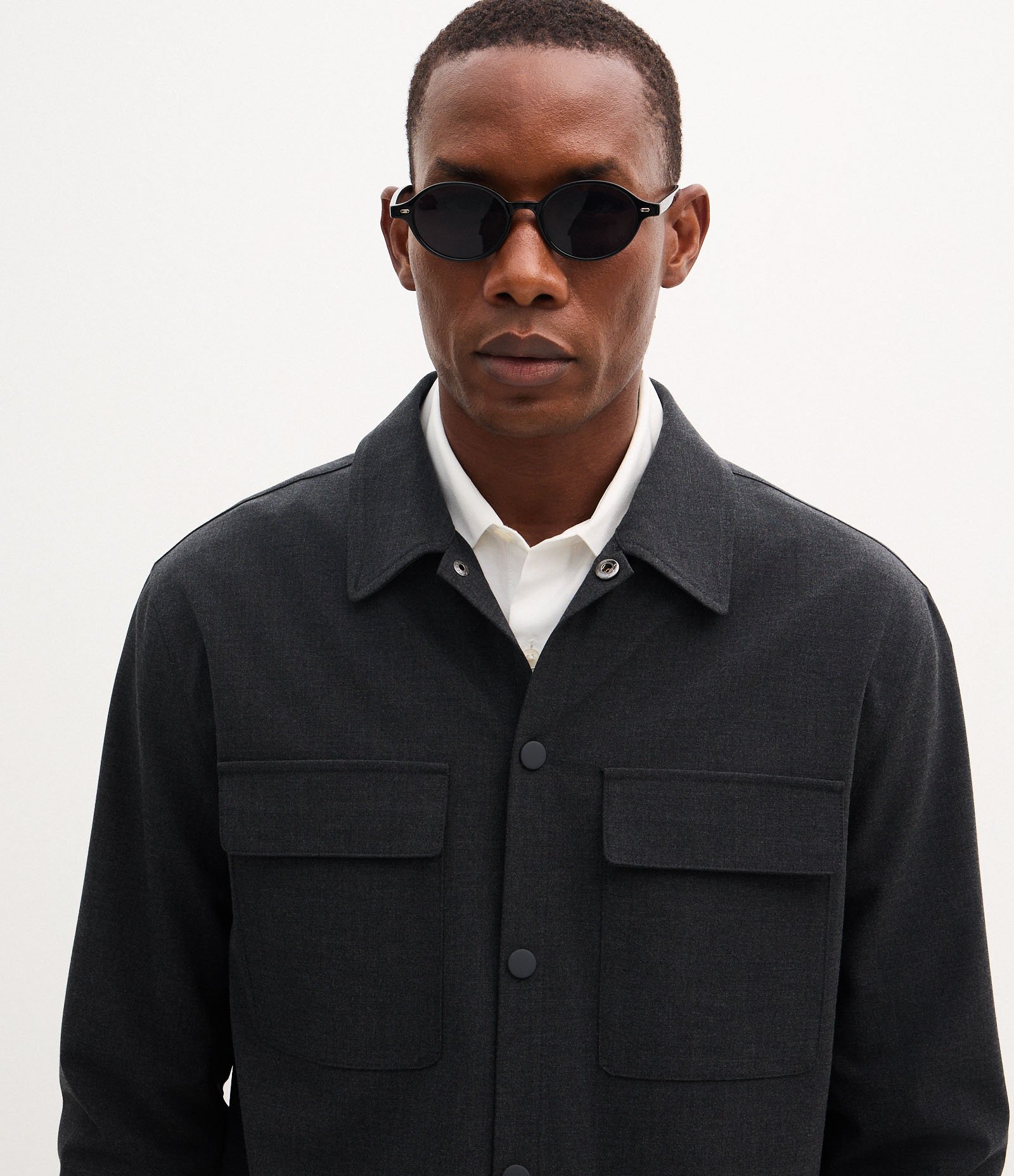 Camisa Comfort em Poliviscose com Bolsos Frontais Preto 3