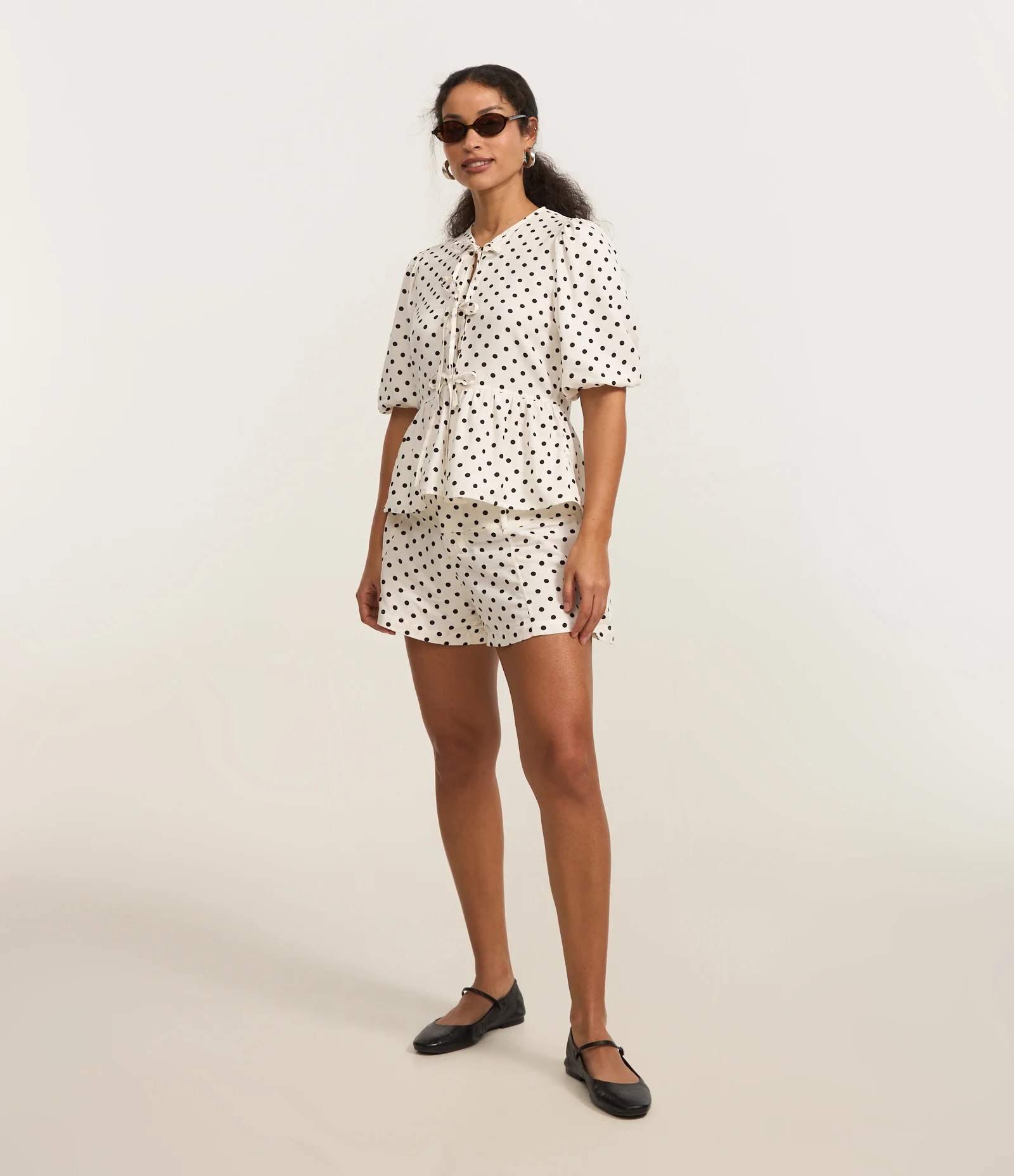 Short Alfaiataria Cós com Pala Larga e Estampa Poá Off White 1